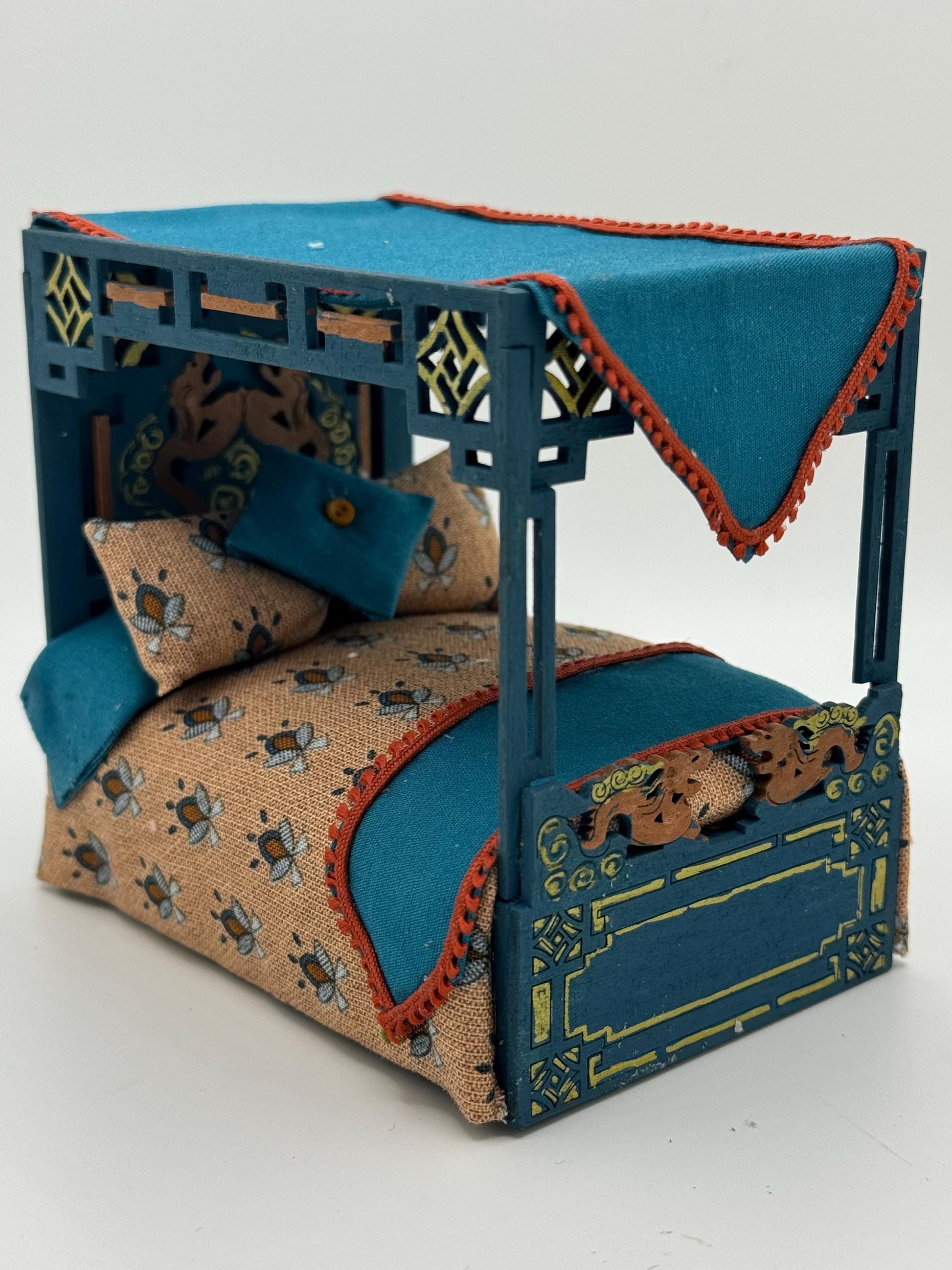 DOLLS HOUSE MINIATURES -   1/24th / 1:24th / Half Inch Scale  - four poster bed