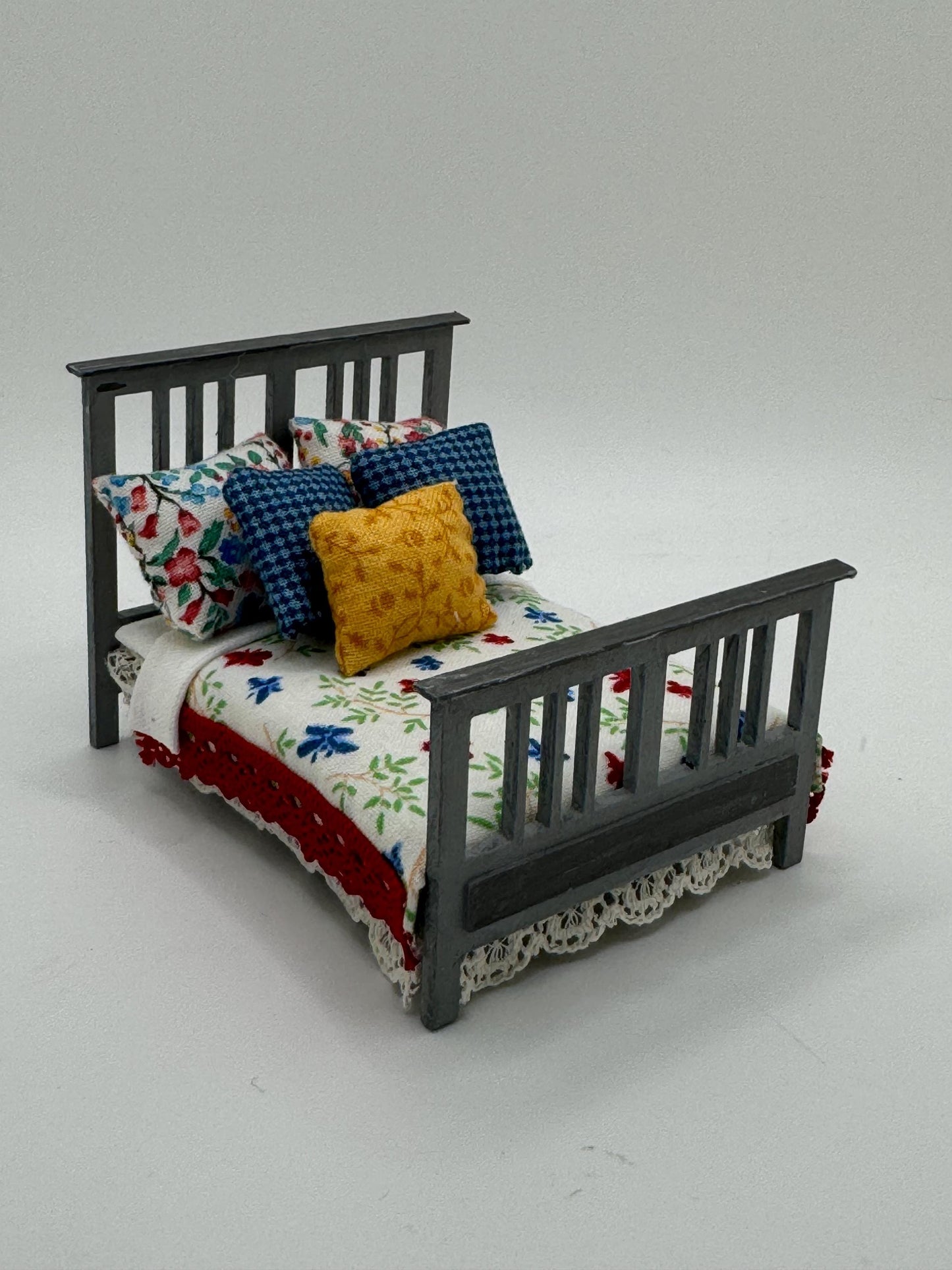 DOLLS HOUSE MINIATURES -   1/24th / 1:24th / Half Inch Scale  - double bed