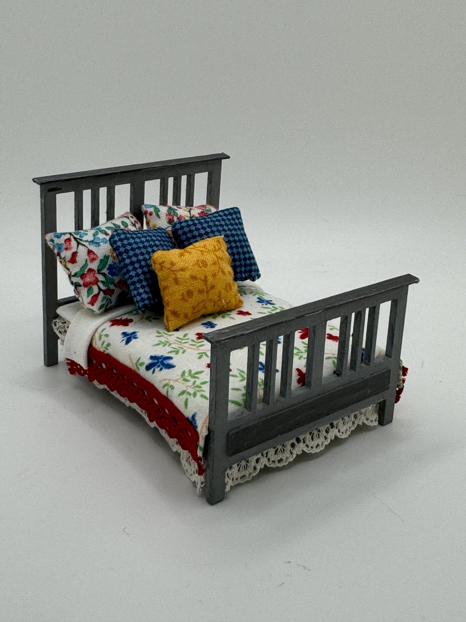 DOLLS HOUSE MINIATURES -   1/24th / 1:24th / Half Inch Scale  - double bed