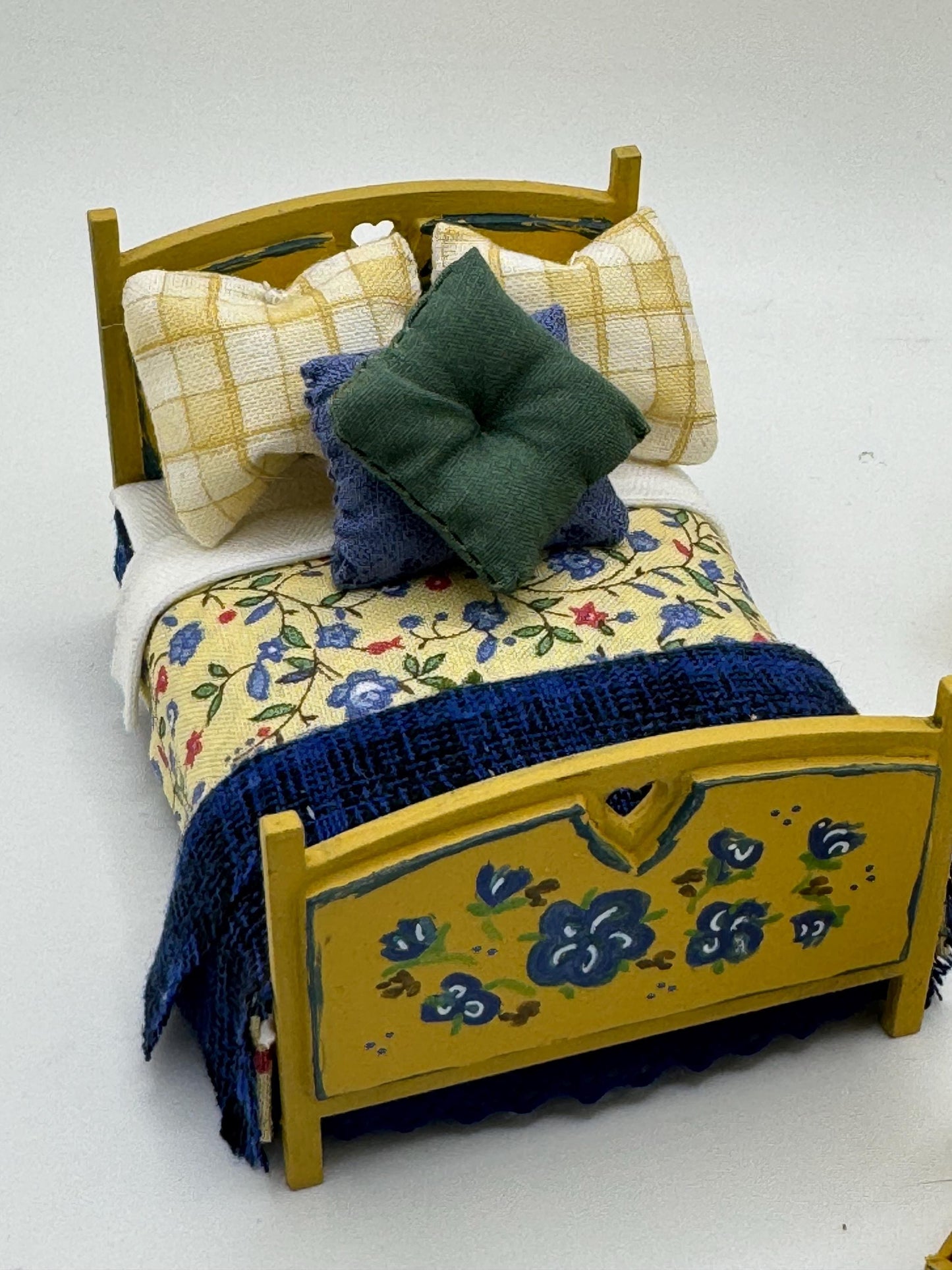 DOLLS HOUSE MINIATURES -   1/24th / 1:24th / Half Inch Scale  - double bed