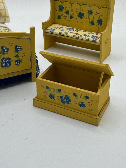 DOLLS HOUSE MINIATURES -   1/24th / 1:24th / Half Inch Scale  - blanket box