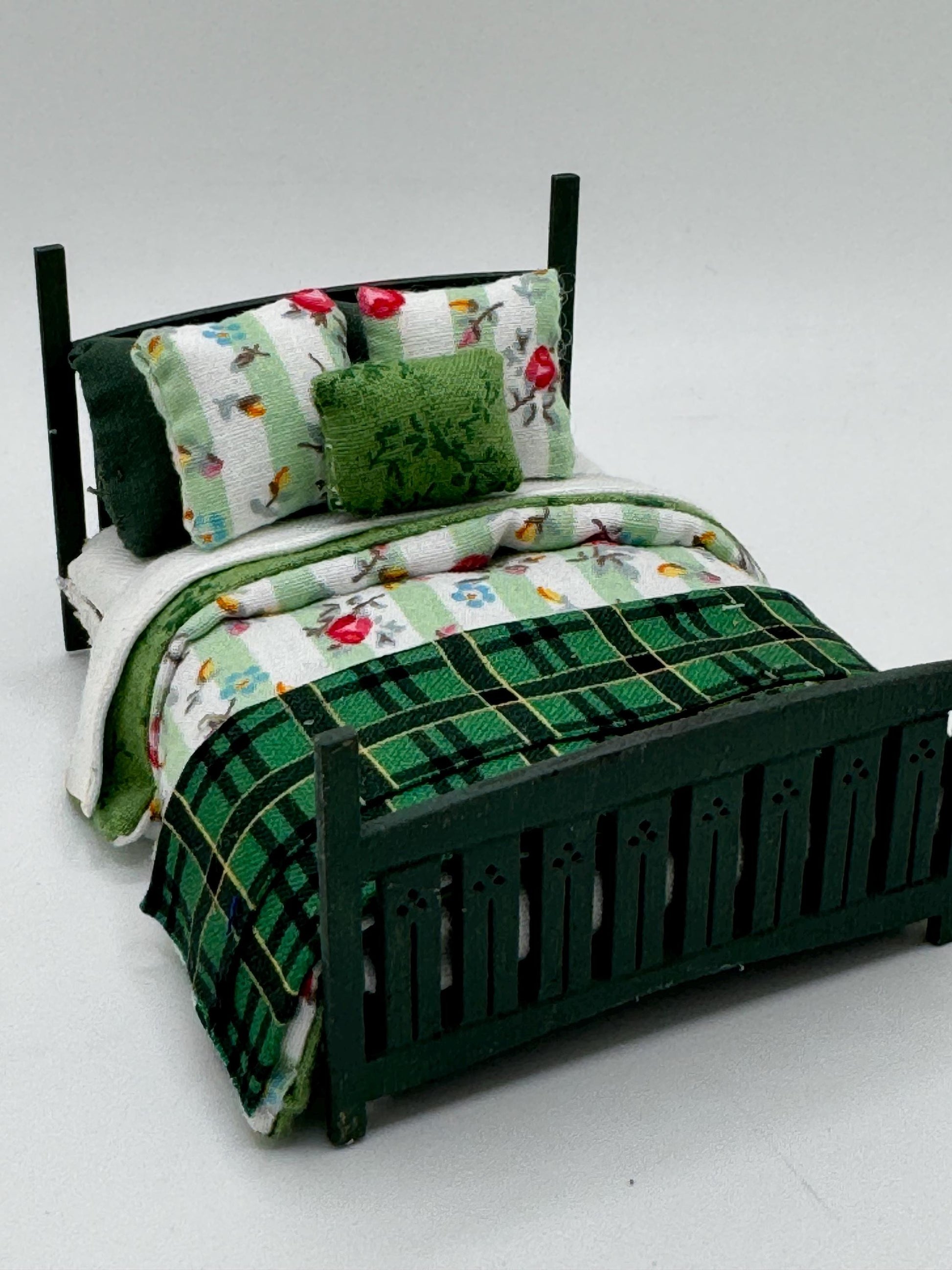 DOLLS HOUSE MINIATURES -   1/24th / 1:24th / Half Inch Scale  - double bed