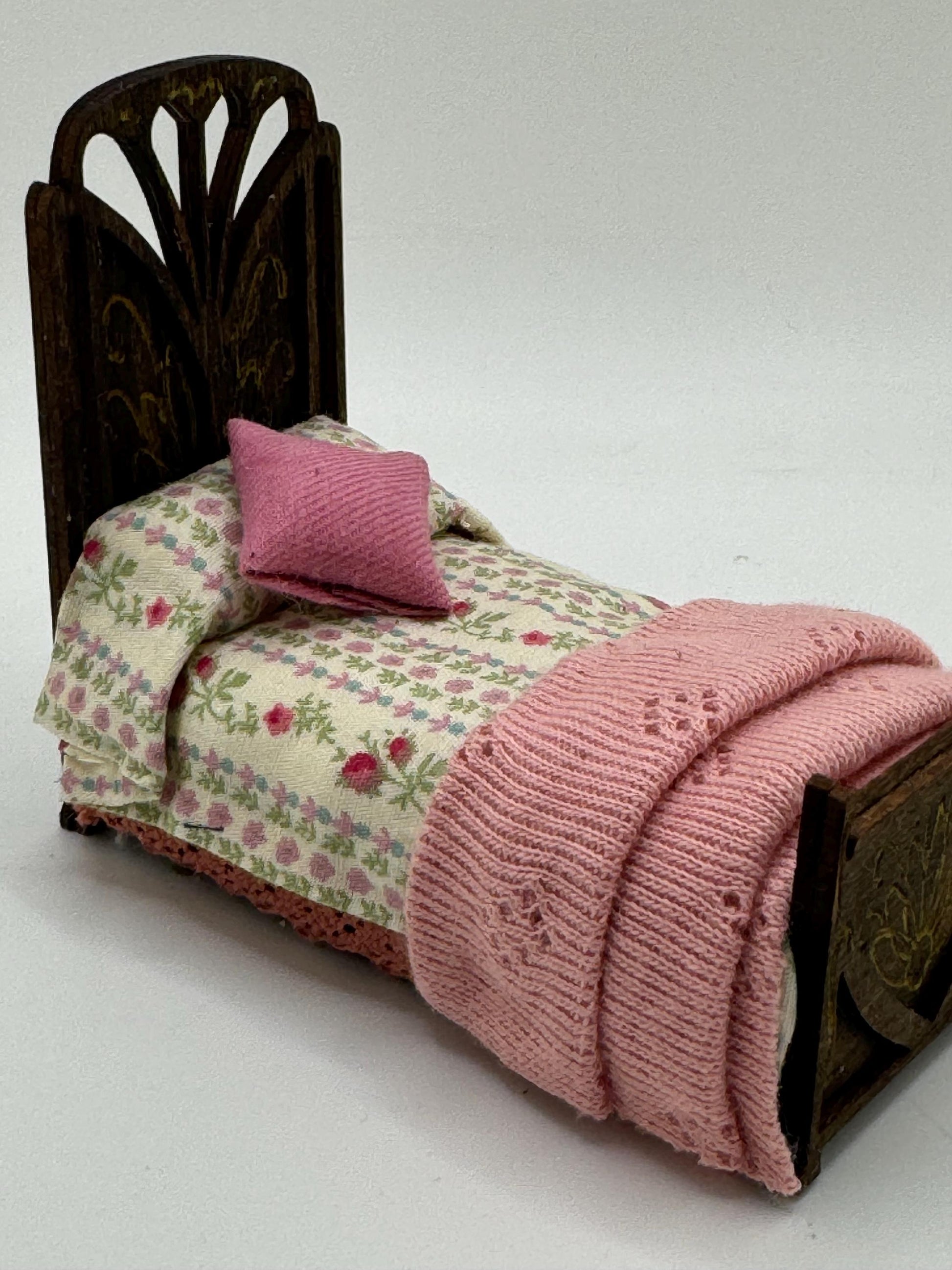 DOLLS HOUSE MINIATURES -   1/24th / 1:24th / Half Inch Scale  - single bed