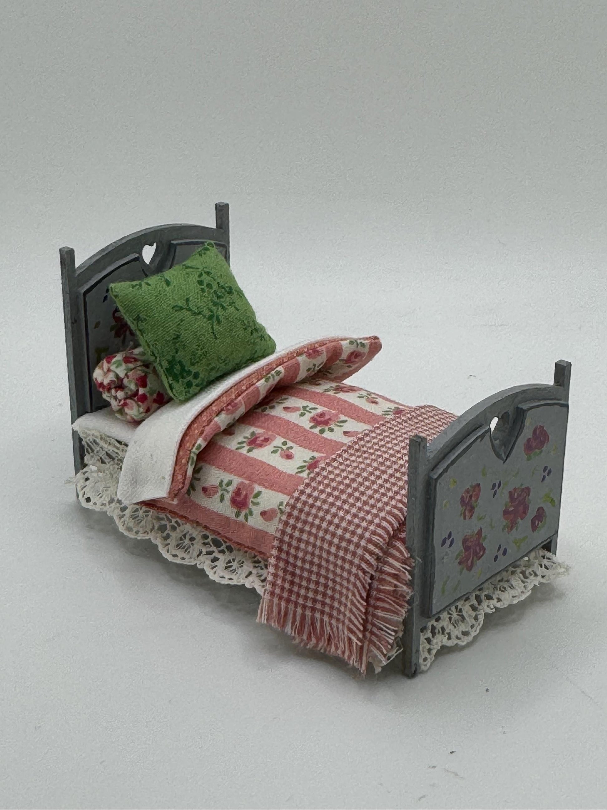 DOLLS HOUSE MINIATURES -   1/24th / 1:24th / Half Inch Scale  - single bed