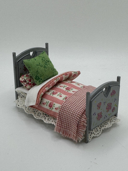DOLLS HOUSE MINIATURES -   1/24th / 1:24th / Half Inch Scale  - single bed