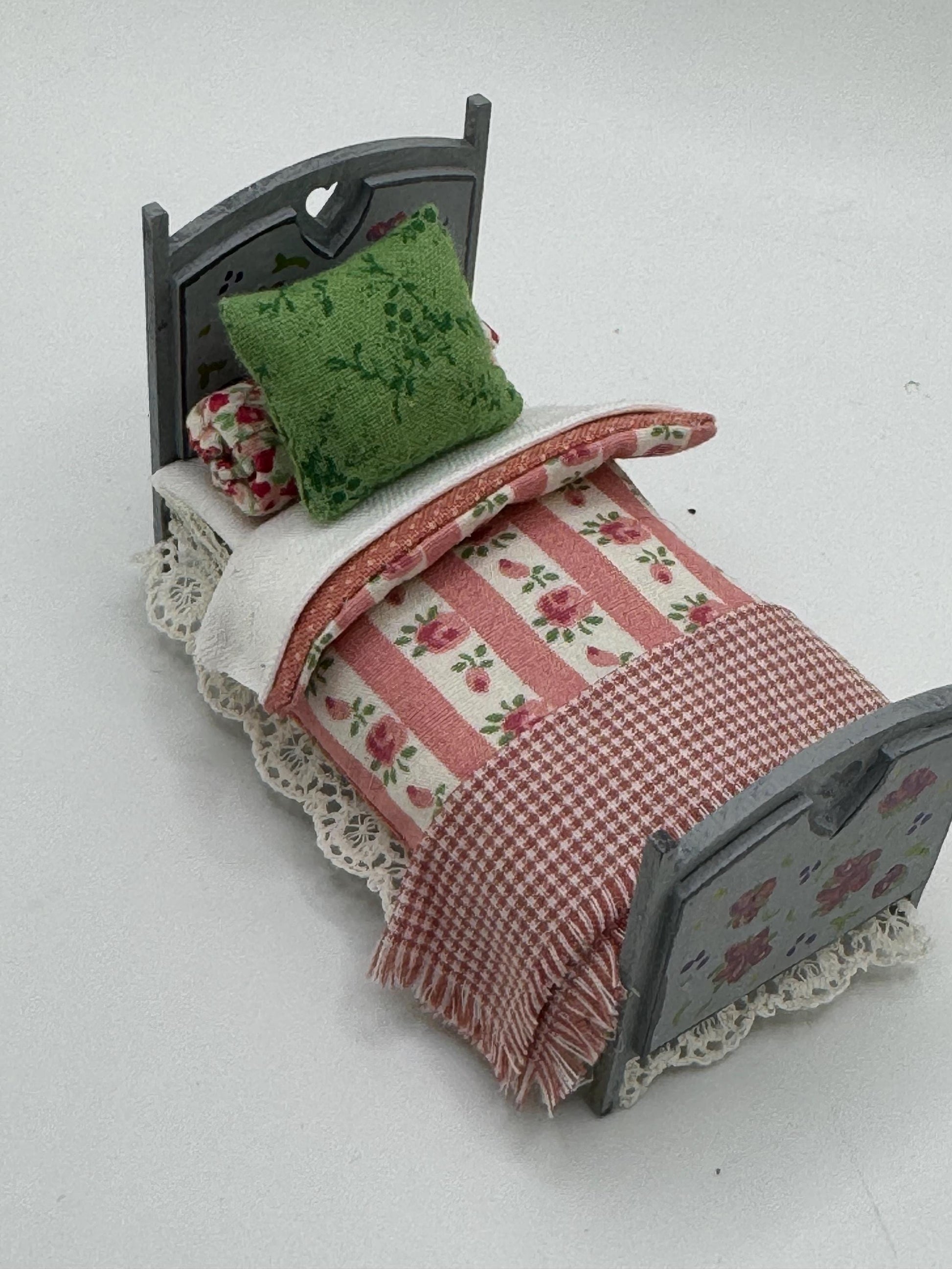 DOLLS HOUSE MINIATURES -   1/24th / 1:24th / Half Inch Scale  - single bed