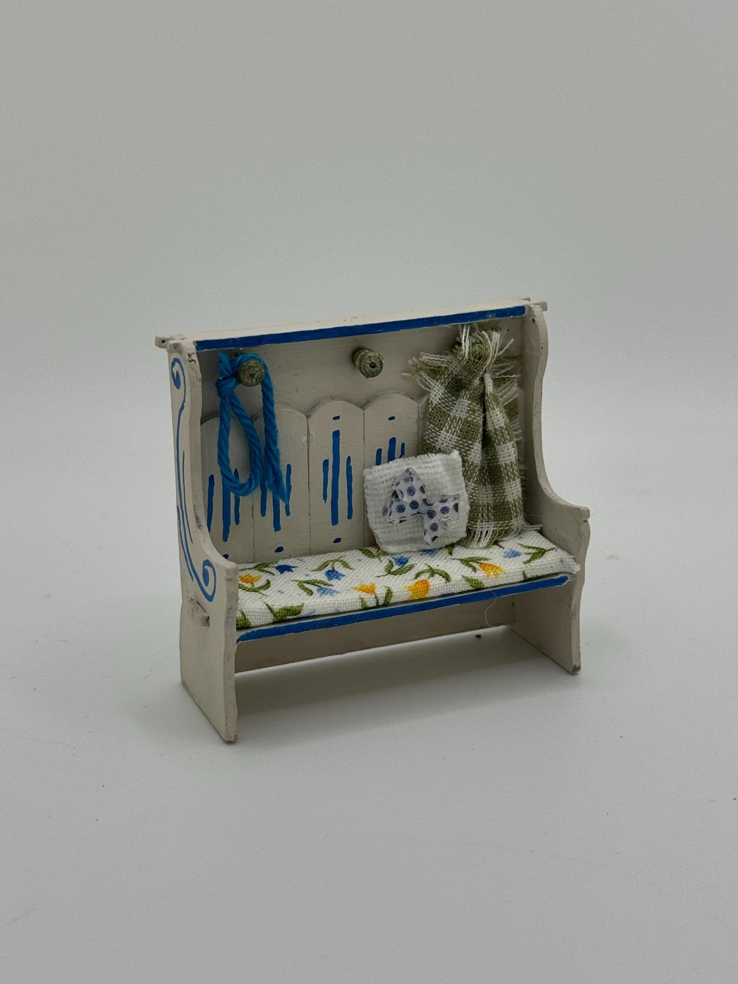 DOLLS HOUSE MINIATURES -   1/24th / 1:24th / Half Inch Scale  - settle