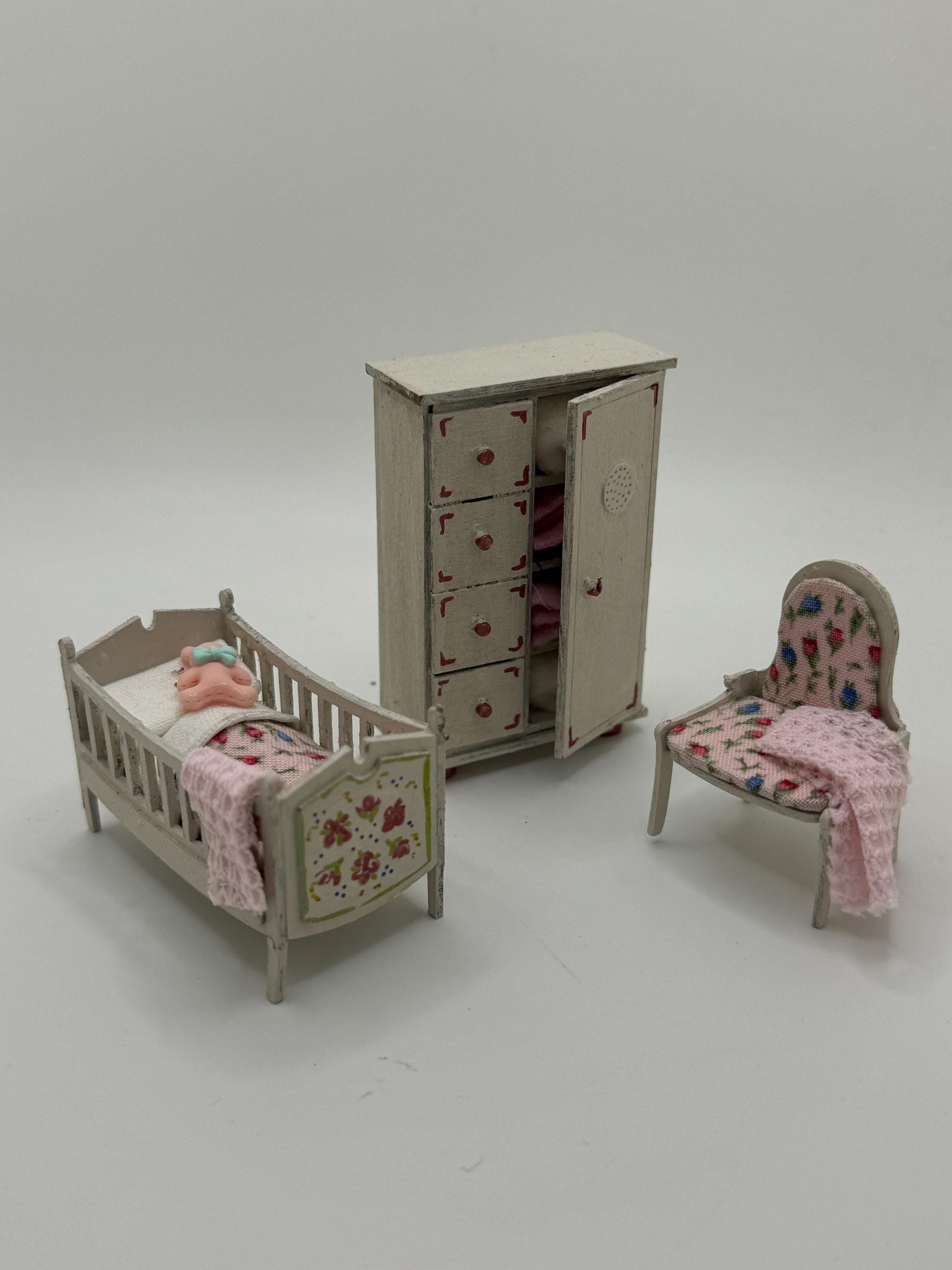 DOLLS HOUSE MINIATURES -   1/24th / 1:24th / Half Inch Scale  - nursery set ( 3 pcs)