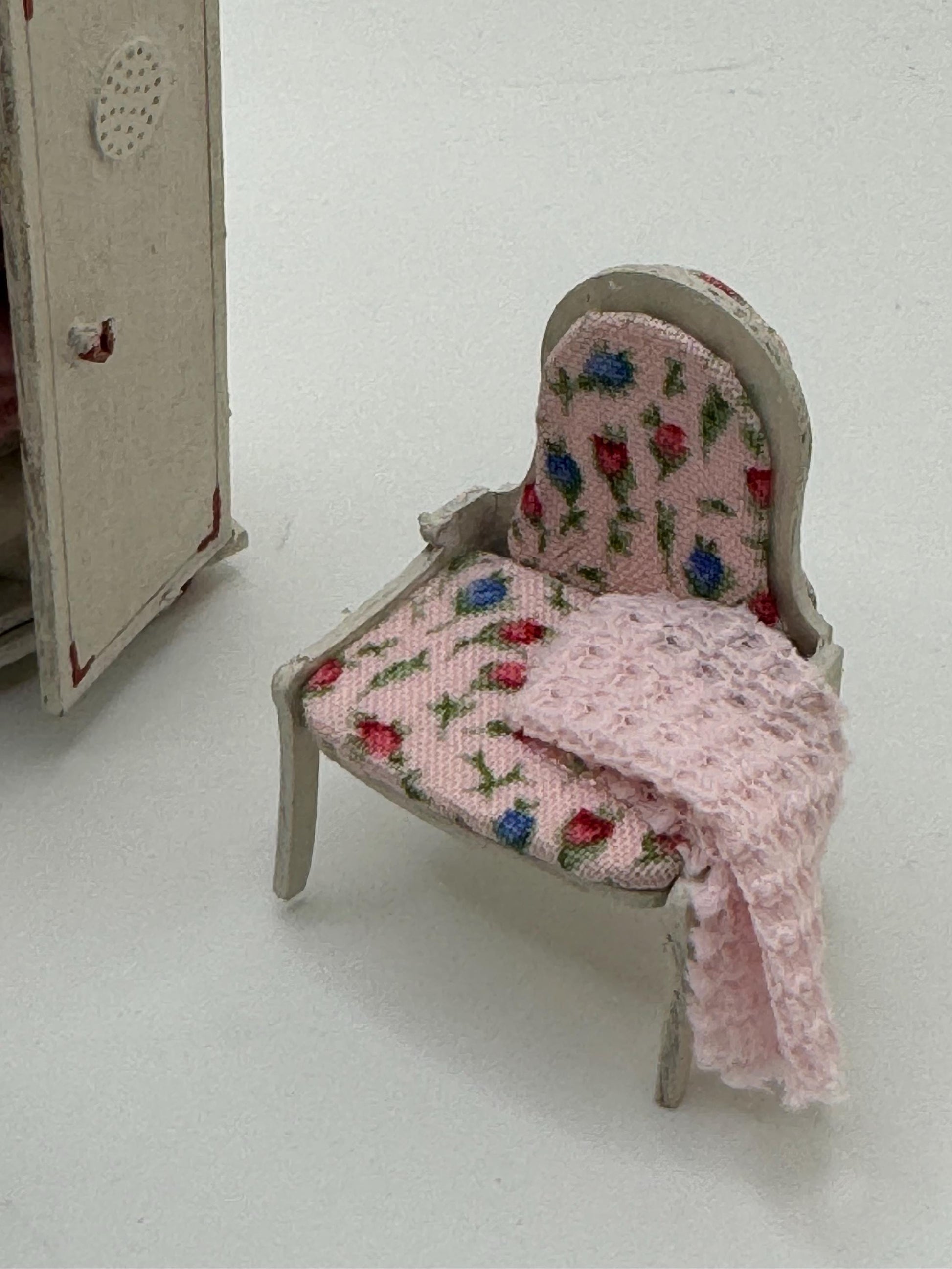 DOLLS HOUSE MINIATURES -   1/24th / 1:24th / Half Inch Scale  - nursery set ( 3 pcs)