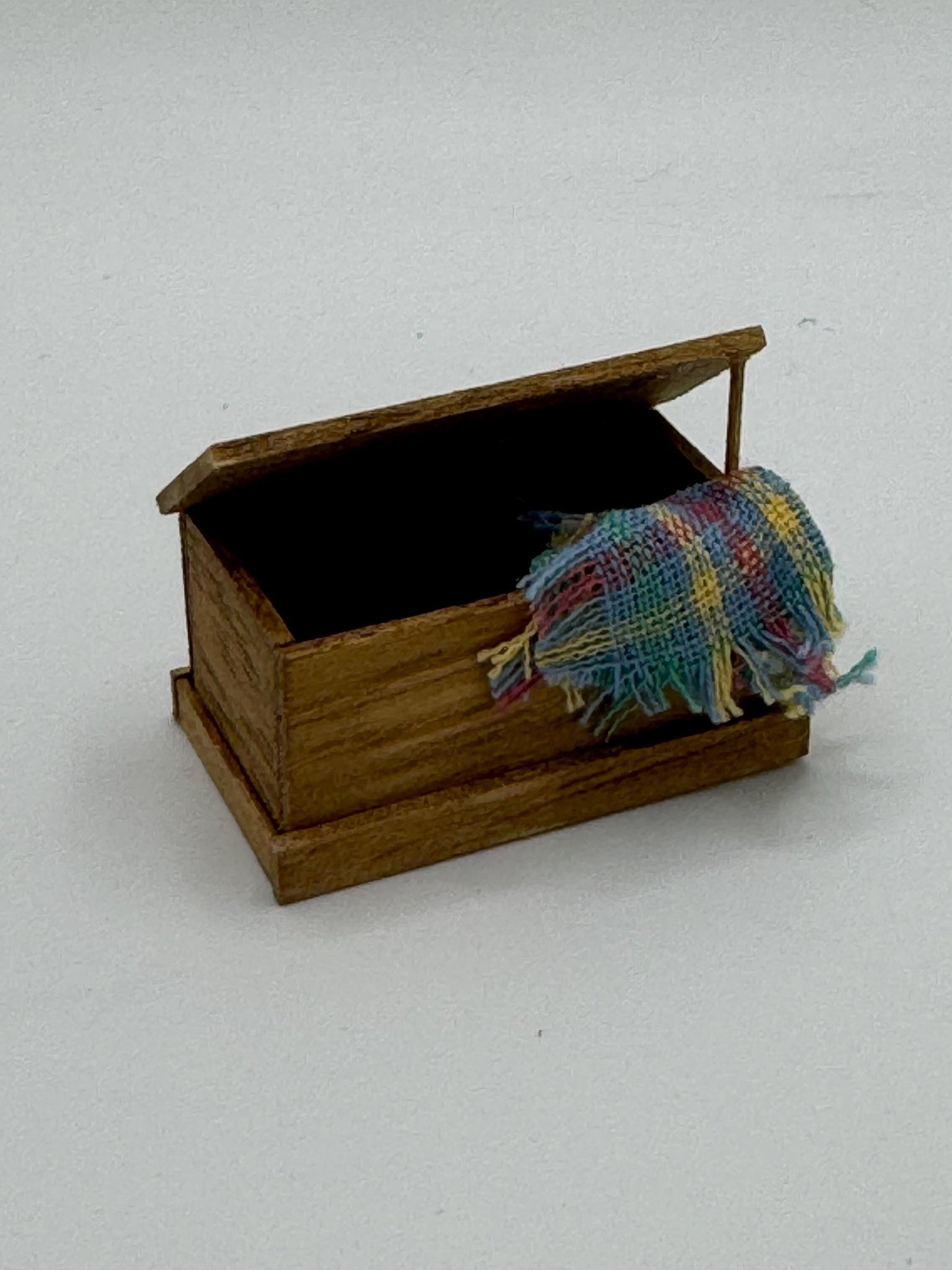 DOLLS HOUSE MINIATURES -   1/24th / 1:24th / Half Inch Scale  - blanket box