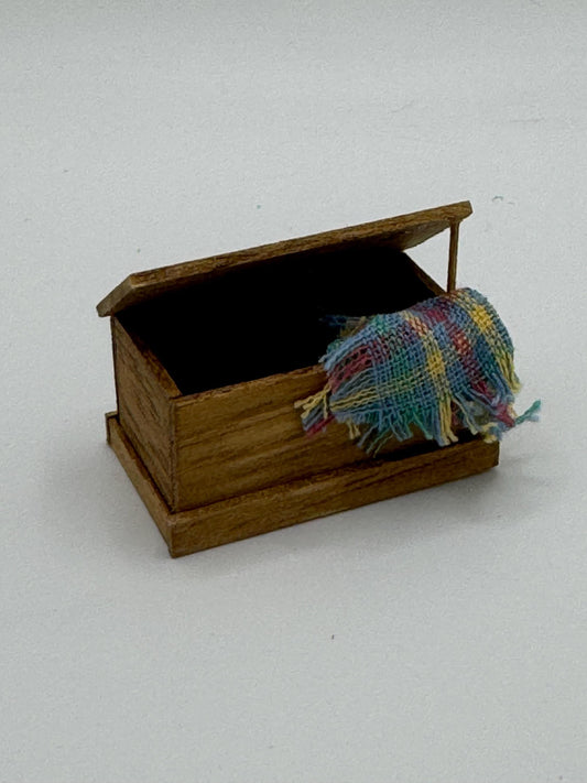 DOLLS HOUSE MINIATURES -   1/24th / 1:24th / Half Inch Scale  - blanket box