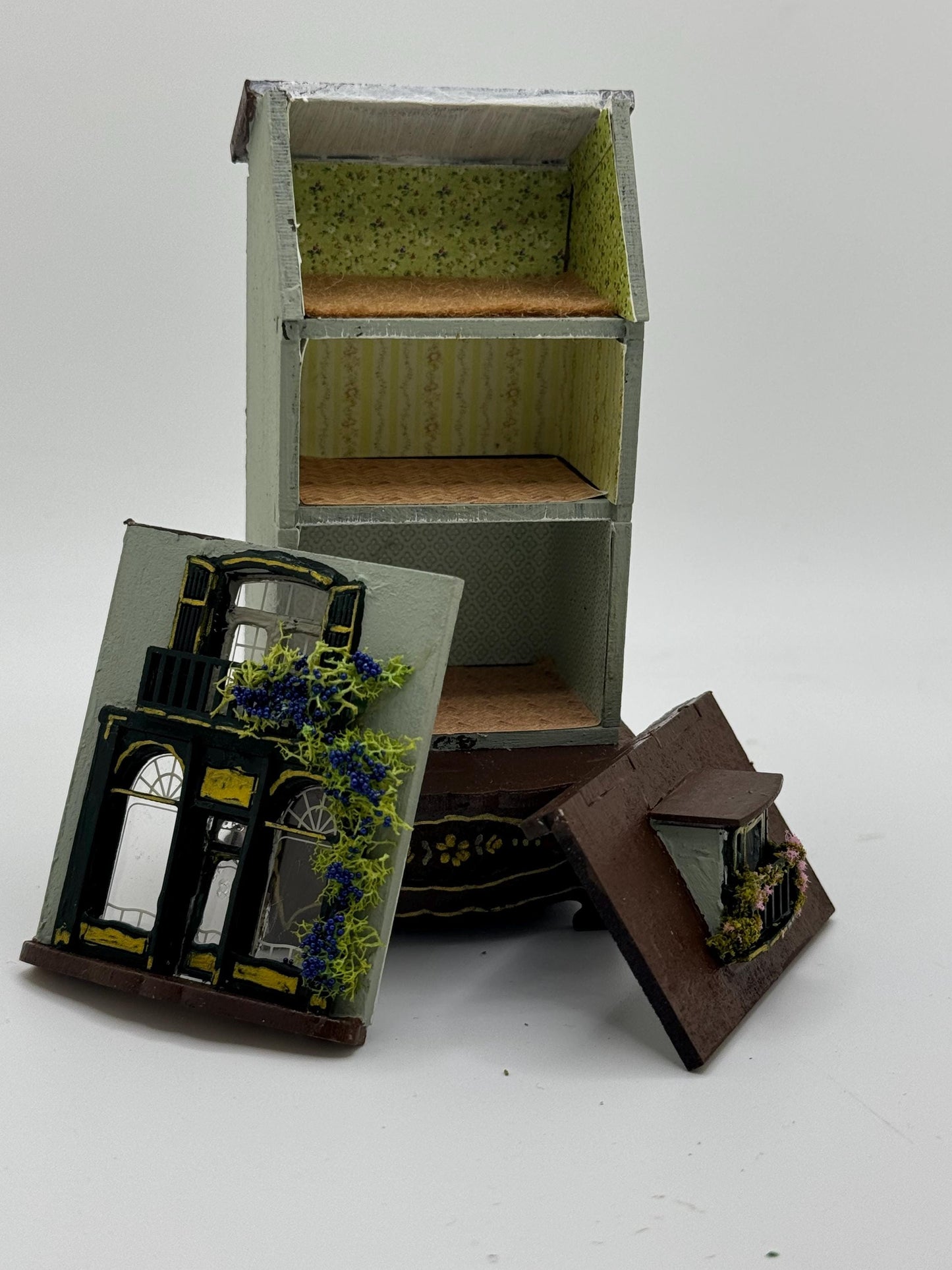 DOLLS HOUSE MINIATURES -   1/144th /1:144th / dutch Scale  - shop with Stand