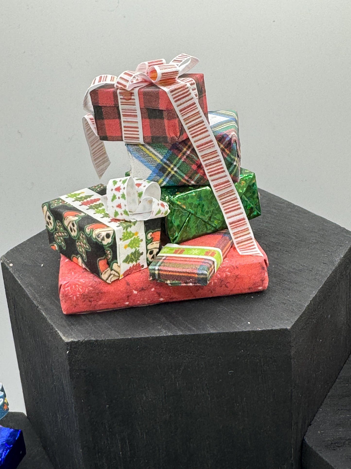 DOLLS HOUSE MINIATURES - 1/12th scale (1 inch) stack of Christmas Presents (6 options)