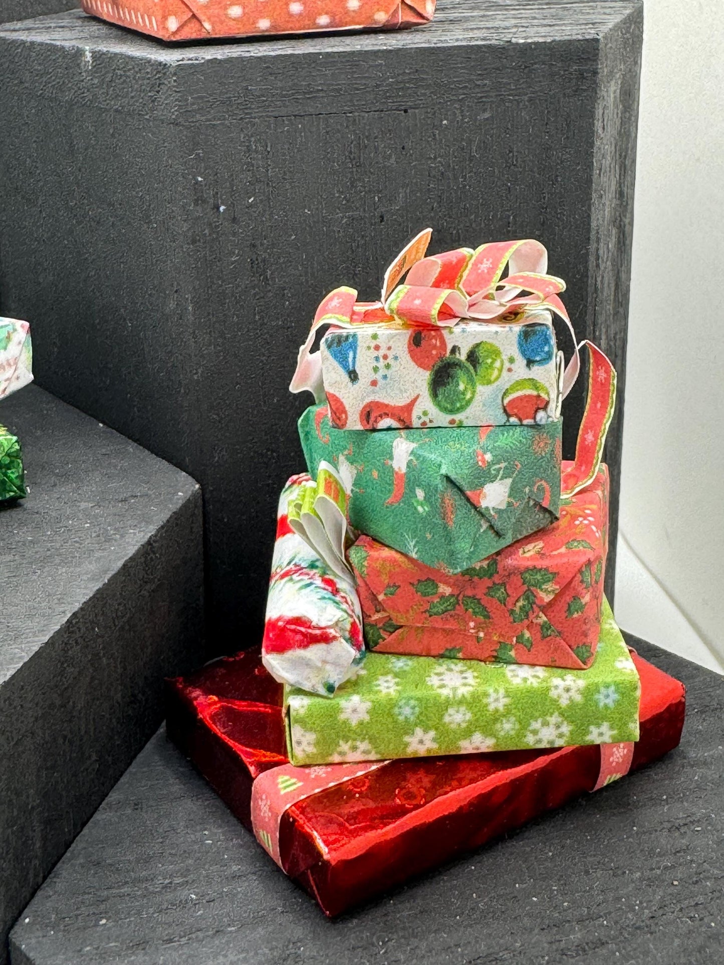 DOLLS HOUSE MINIATURES - 1/12th scale (1 inch) stack of Christmas Presents (6 options)