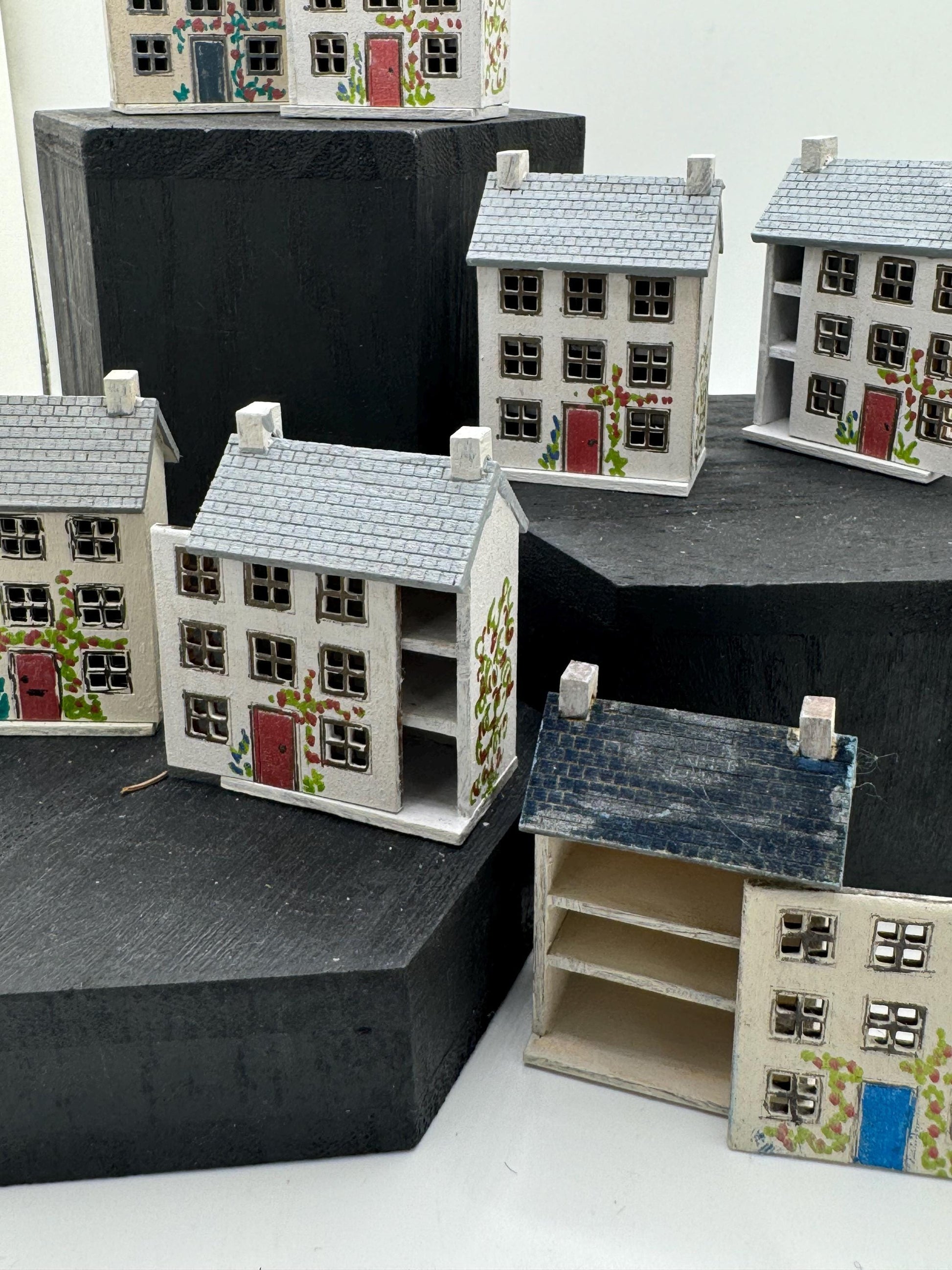 Dolls House Miniatures - 1/24th / 1:24 / Quarter Inch Scale DollsHouse x1 (2 sizes)