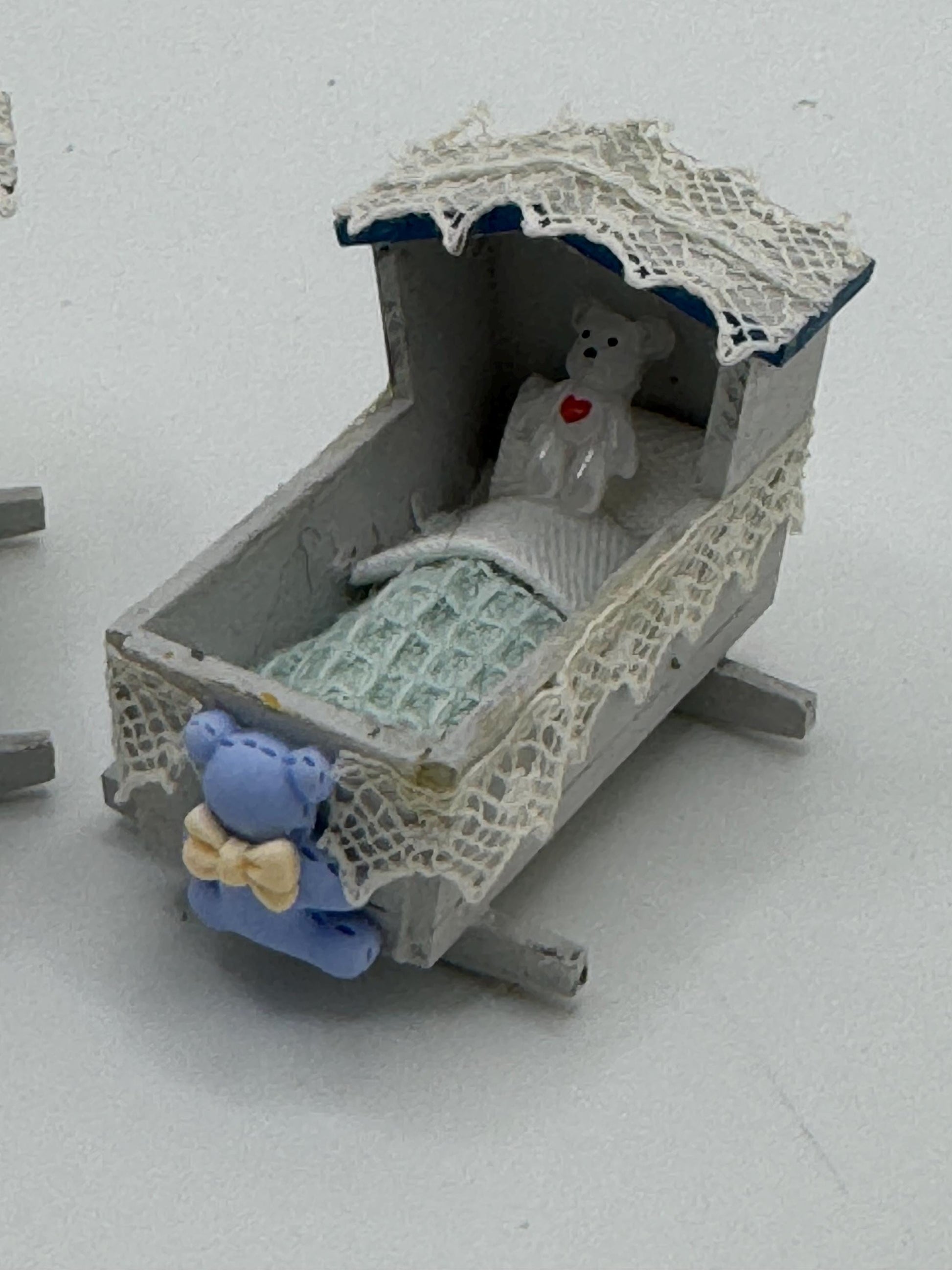 DOLLS HOUSE MINIATURES -   1/24th / 1:24th / Half Inch Scale  - Rocker Cradle / Cot /  Crib x1