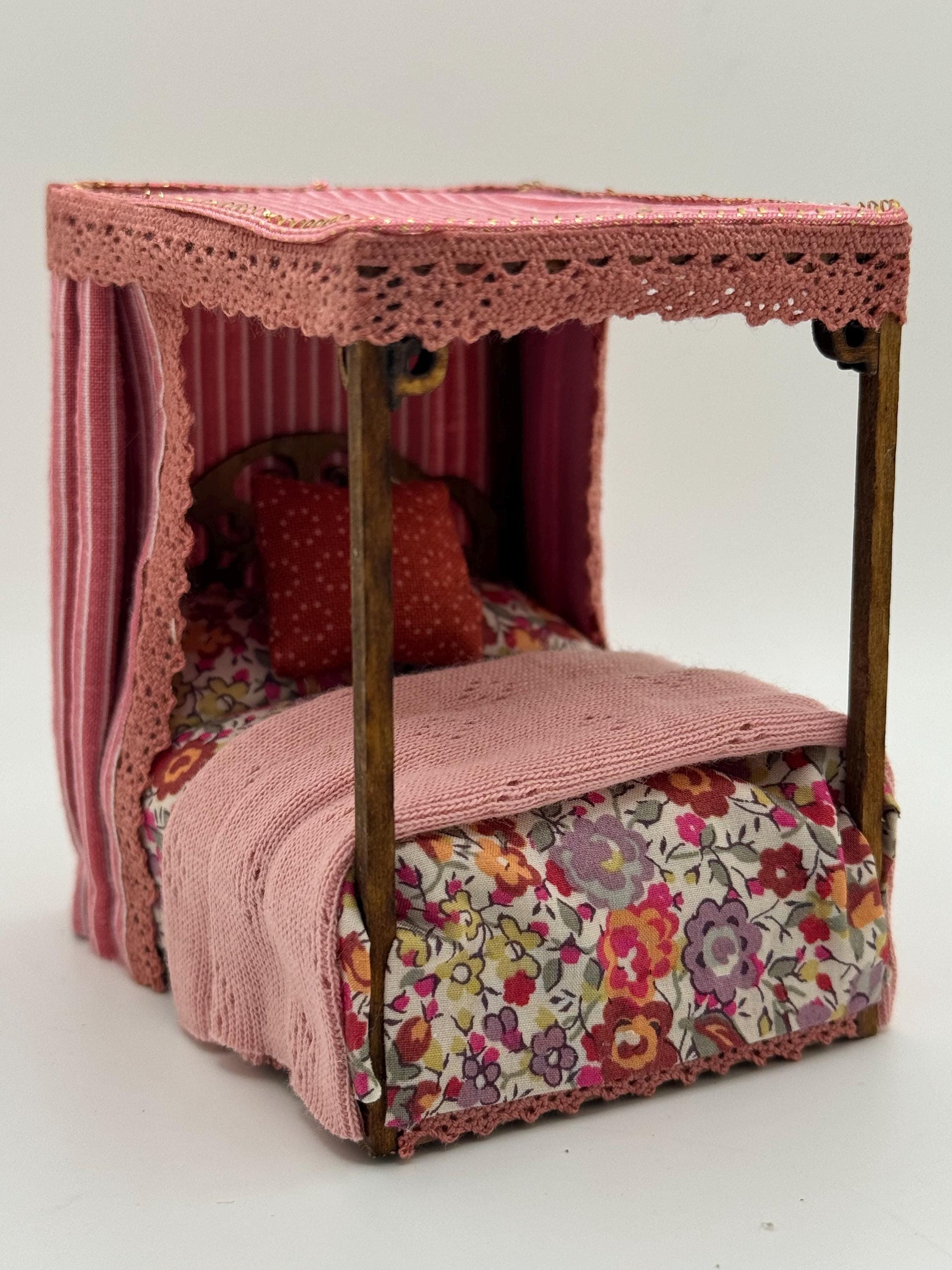 DOLLS HOUSE MINIATURES -   1/24th / 1:24th / Half Inch Scale  - four poster bed