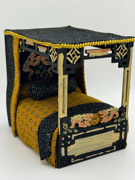 DOLLS HOUSE MINIATURES -   1/24th / 1:24th / Half Inch Scale  - four poster bed