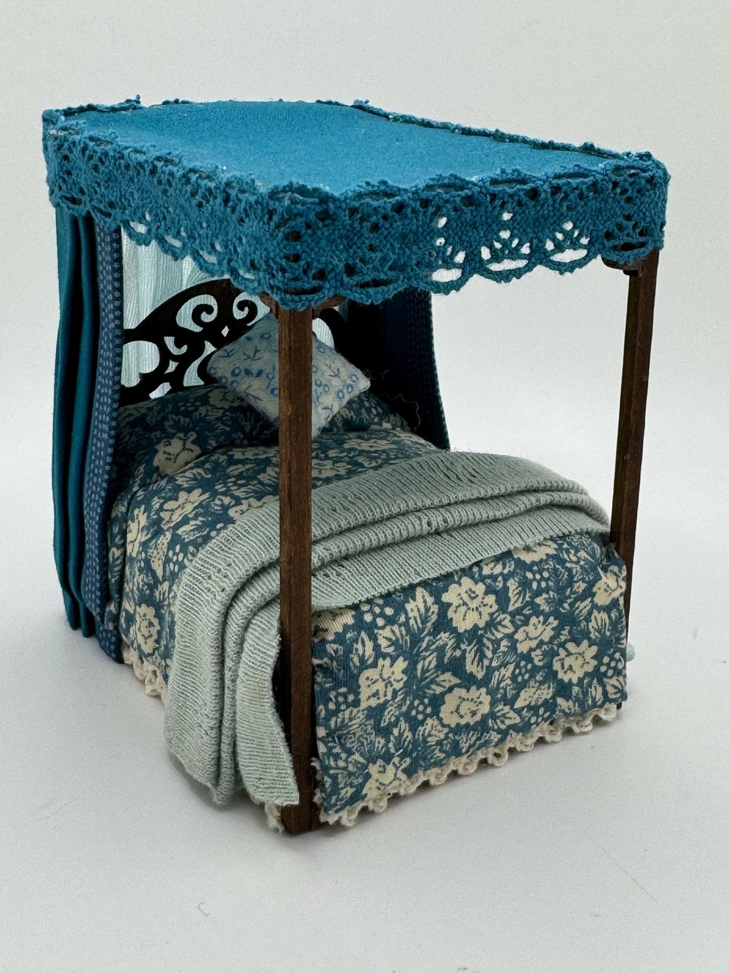 DOLLS HOUSE MINIATURES -   1/24th / 1:24th / Half Inch Scale  - four poster bed