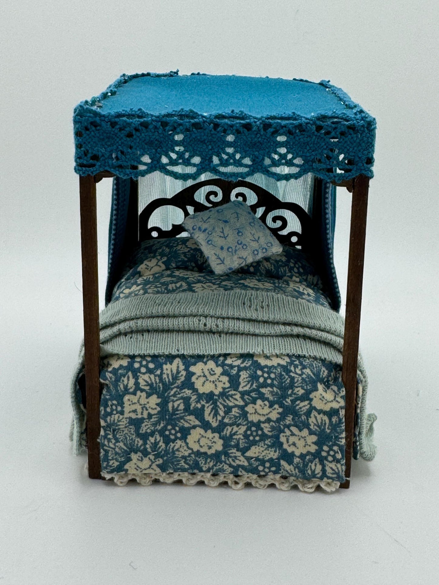 DOLLS HOUSE MINIATURES -   1/24th / 1:24th / Half Inch Scale  - four poster bed