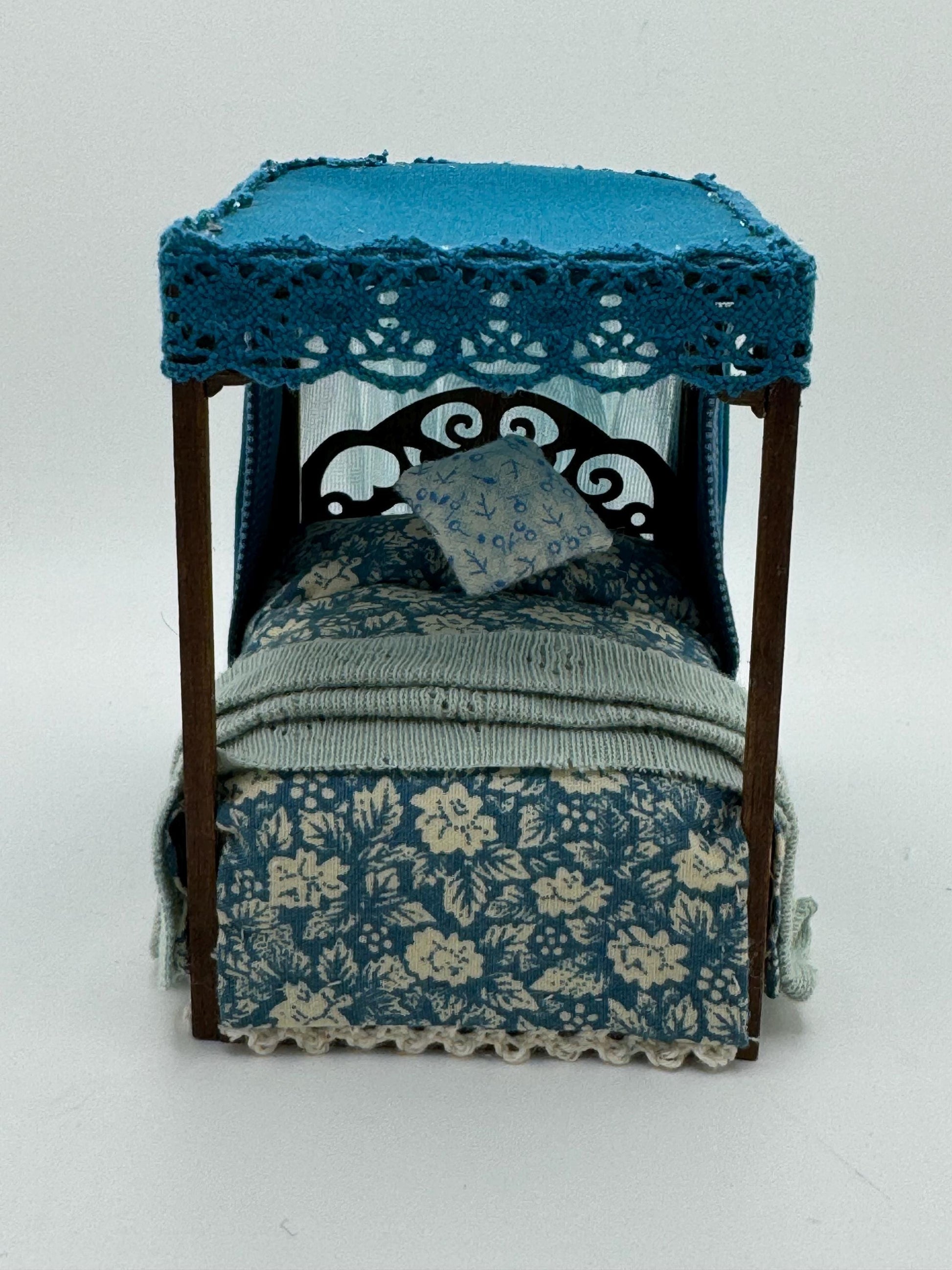 DOLLS HOUSE MINIATURES -   1/24th / 1:24th / Half Inch Scale  - four poster bed