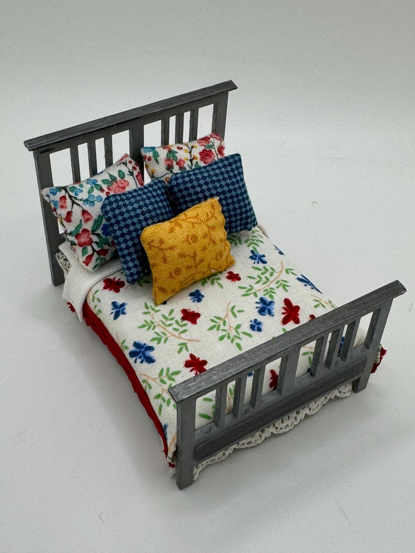 DOLLS HOUSE MINIATURES -   1/24th / 1:24th / Half Inch Scale  - double bed
