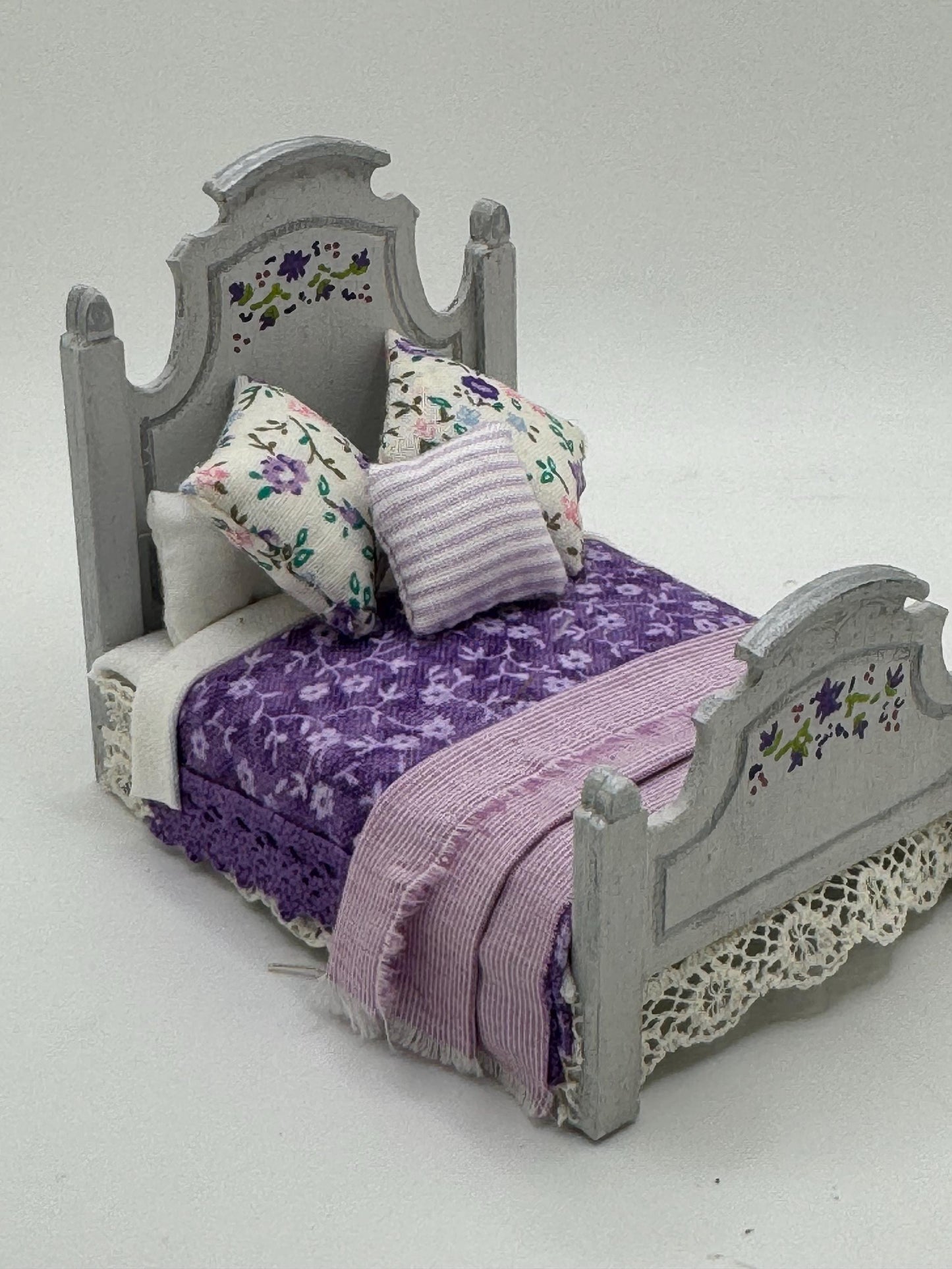 DOLLS HOUSE MINIATURES -   1/24th / 1:24th / Half Inch Scale  - double bed