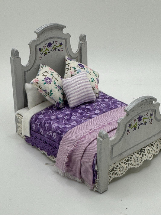 DOLLS HOUSE MINIATURES -   1/24th / 1:24th / Half Inch Scale  - double bed