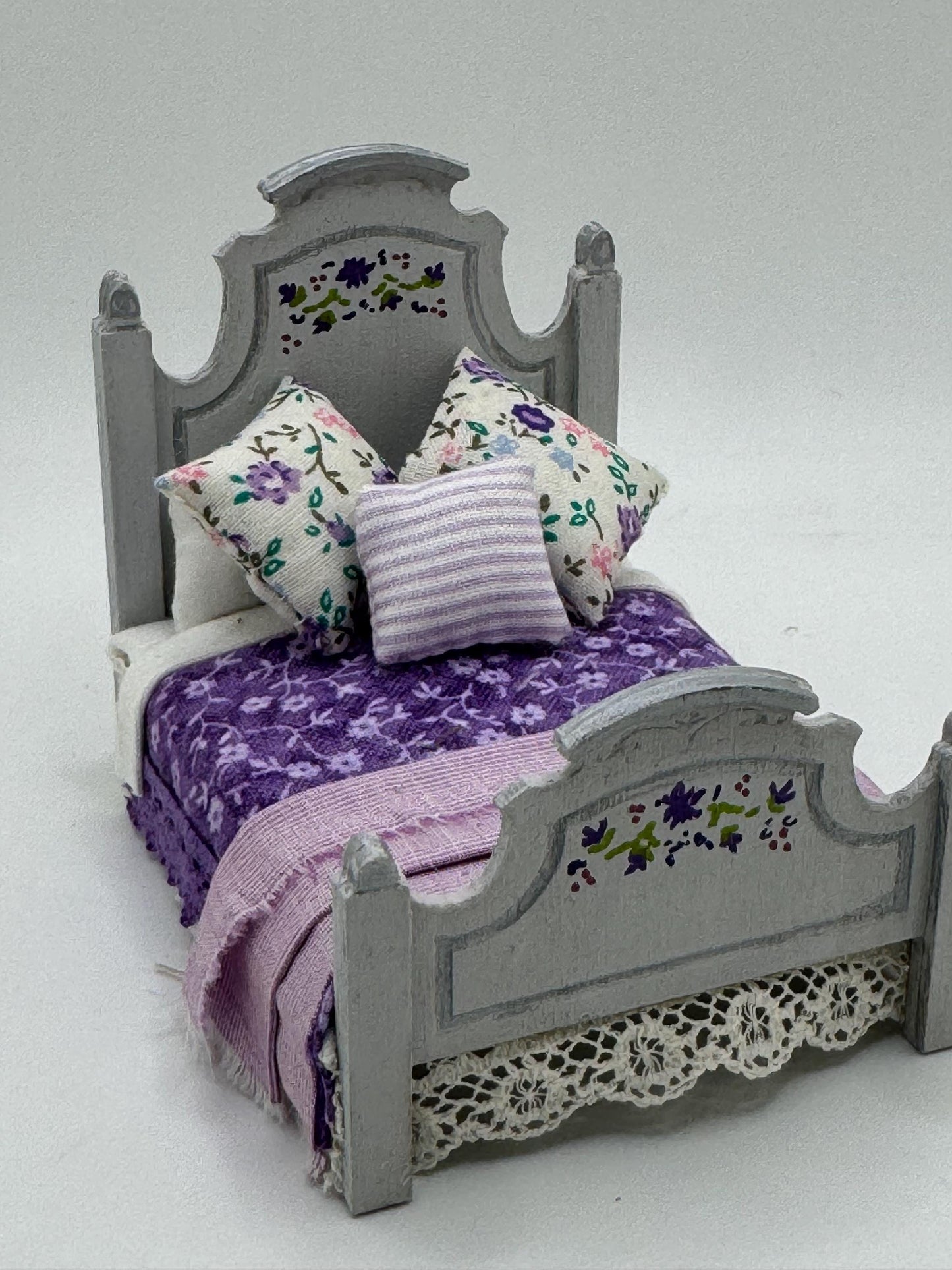 DOLLS HOUSE MINIATURES -   1/24th / 1:24th / Half Inch Scale  - double bed