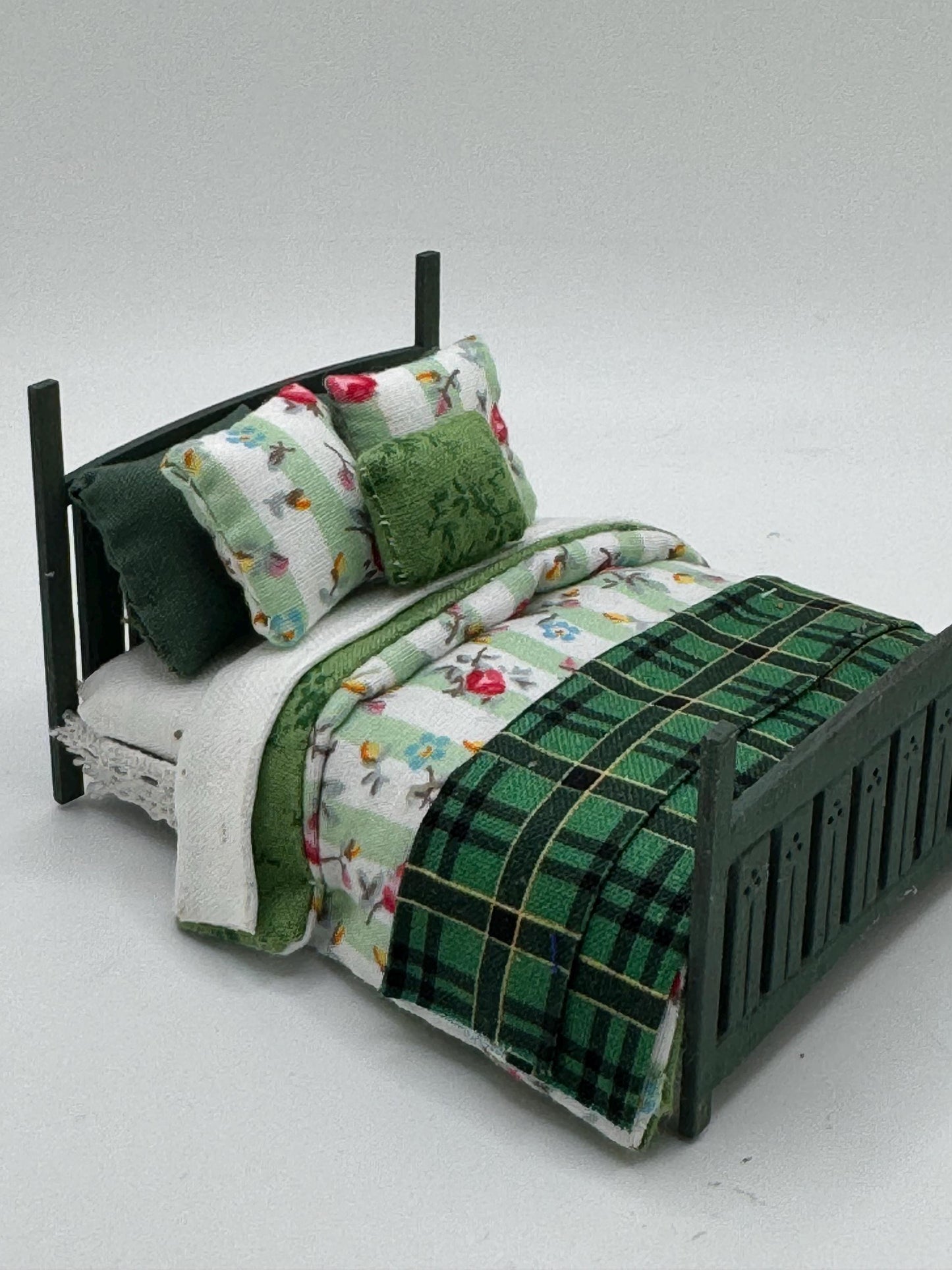 DOLLS HOUSE MINIATURES -   1/24th / 1:24th / Half Inch Scale  - double bed