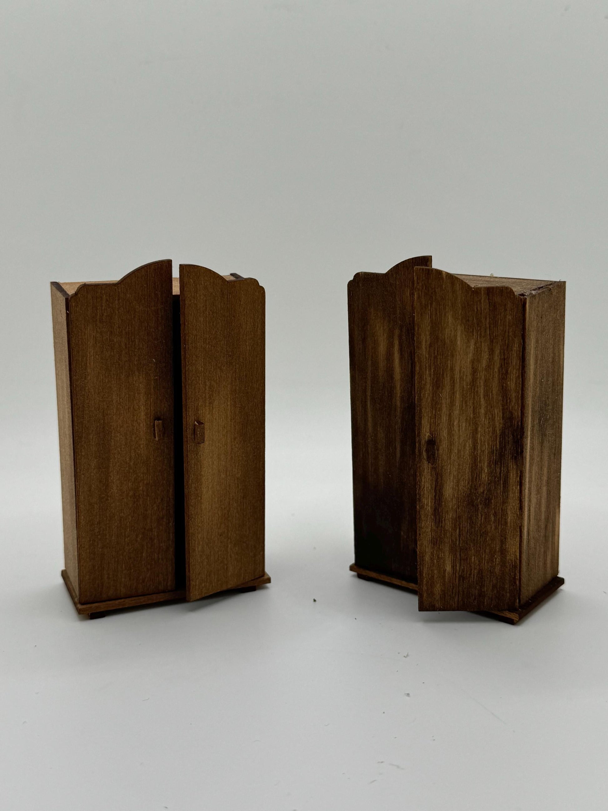 DOLLS HOUSE MINIATURES -   1/24th / 1:24th / Half Inch Scale  - wardrobe x1