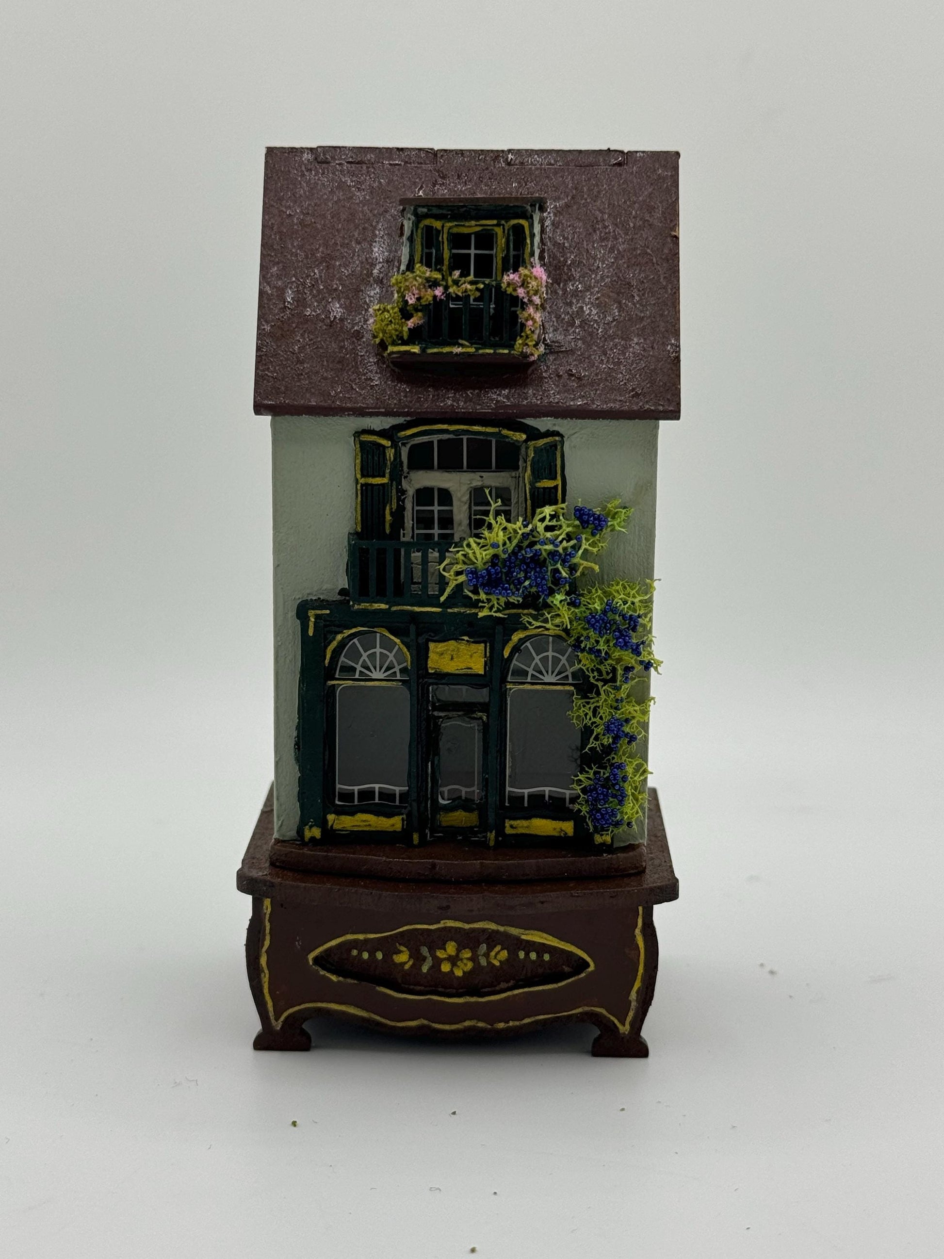 DOLLS HOUSE MINIATURES -   1/144th /1:144th / dutch Scale  - shop with Stand