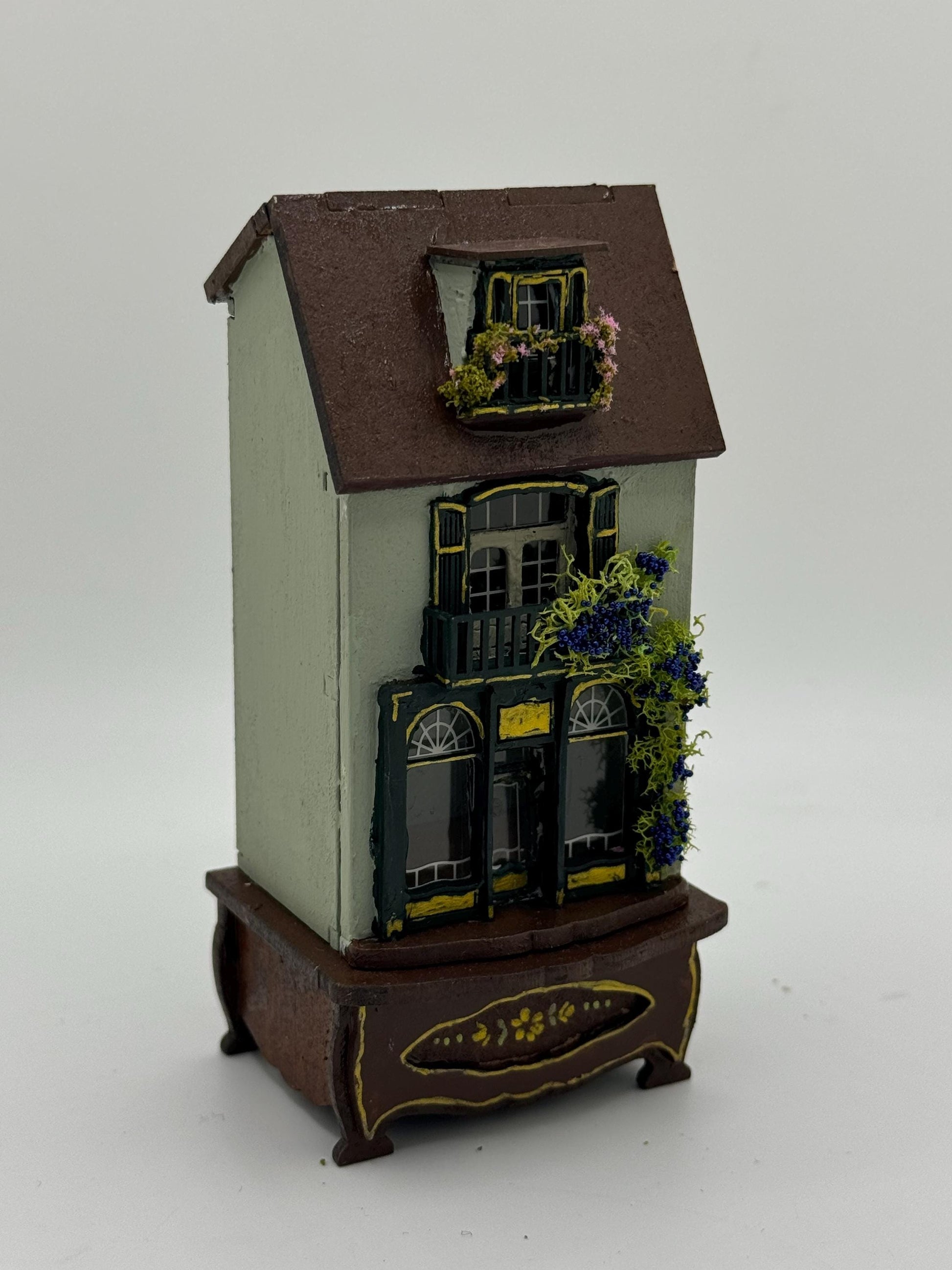 DOLLS HOUSE MINIATURES -   1/144th /1:144th / dutch Scale  - shop with Stand