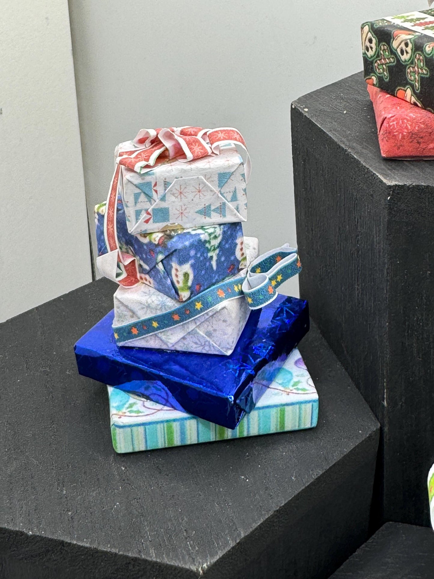 DOLLS HOUSE MINIATURES - 1/12th scale (1 inch) stack of Christmas Presents (6 options)