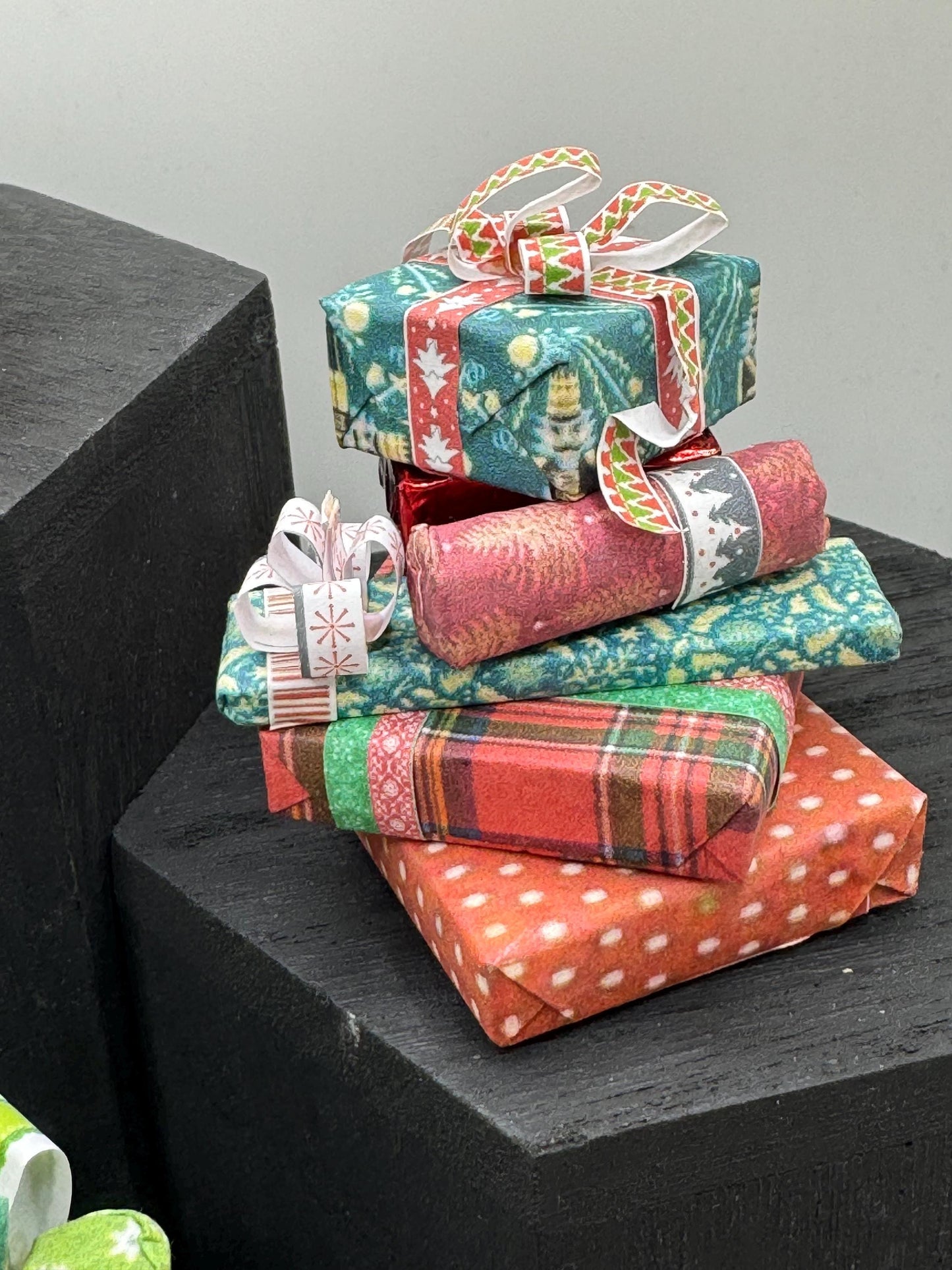 DOLLS HOUSE MINIATURES - 1/12th scale (1 inch) stack of Christmas Presents (6 options)