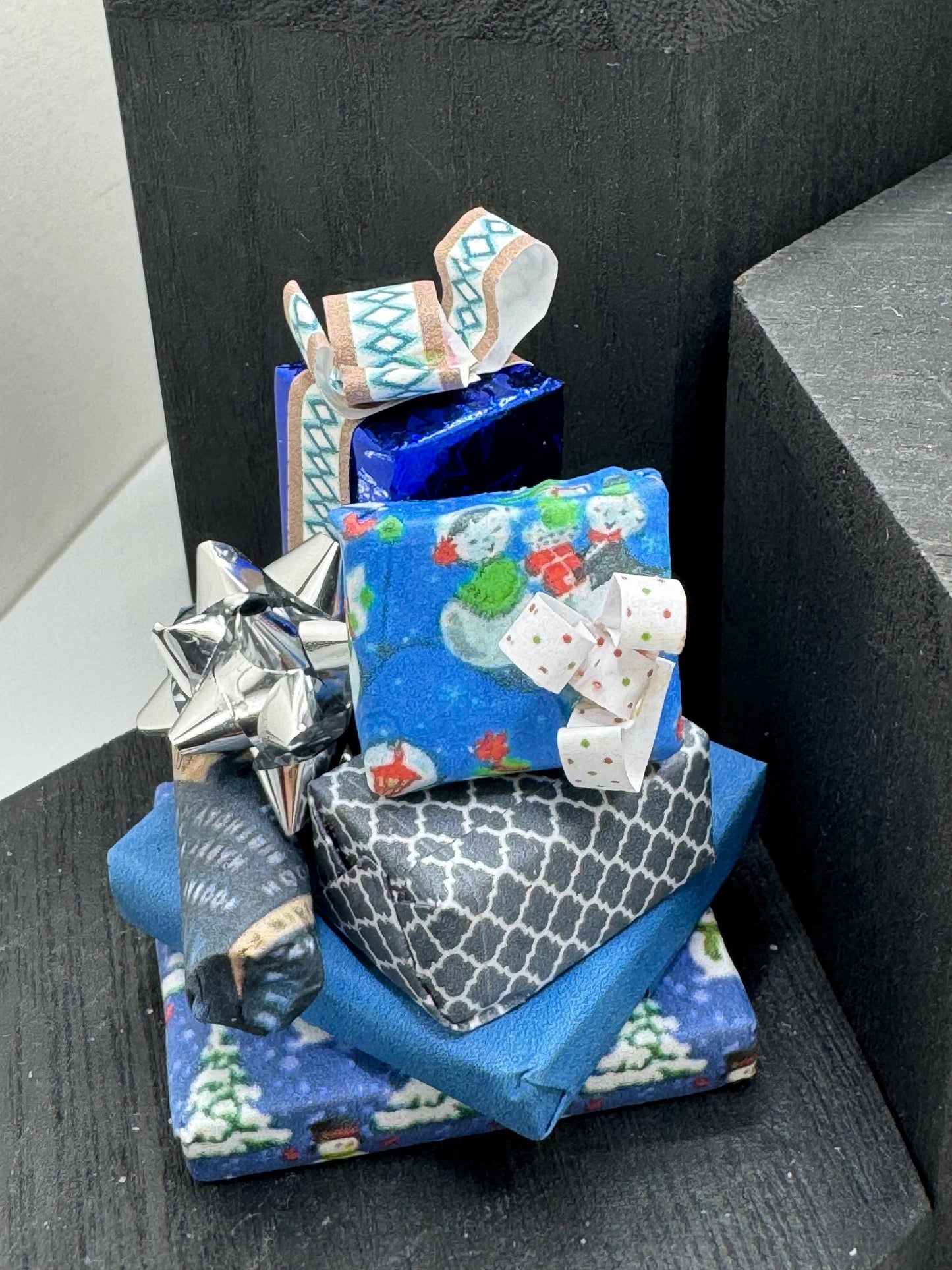 DOLLS HOUSE MINIATURES - 1/12th scale (1 inch) stack of Christmas Presents (6 options)