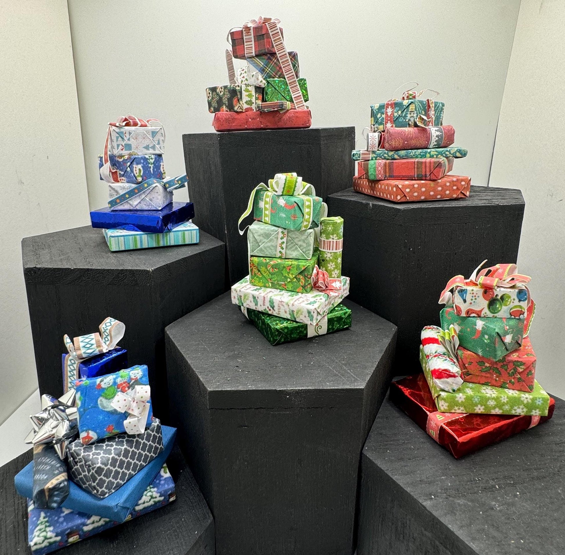 DOLLS HOUSE MINIATURES - 1/12th scale (1 inch) stack of Christmas Presents (6 options)