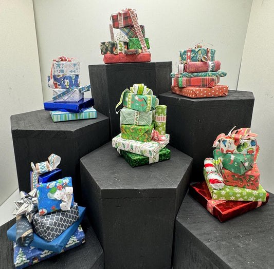 DOLLS HOUSE MINIATURES - 1/12th scale (1 inch) stack of Christmas Presents (6 options)