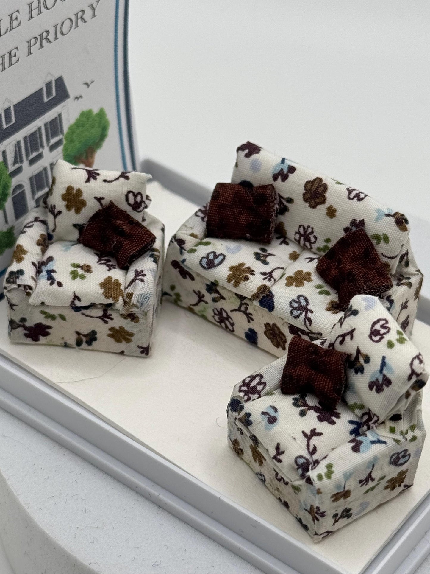 Dolls House 1/48th / 1:48 /Quarter Scale - Armchair / Sofa / Settee  set