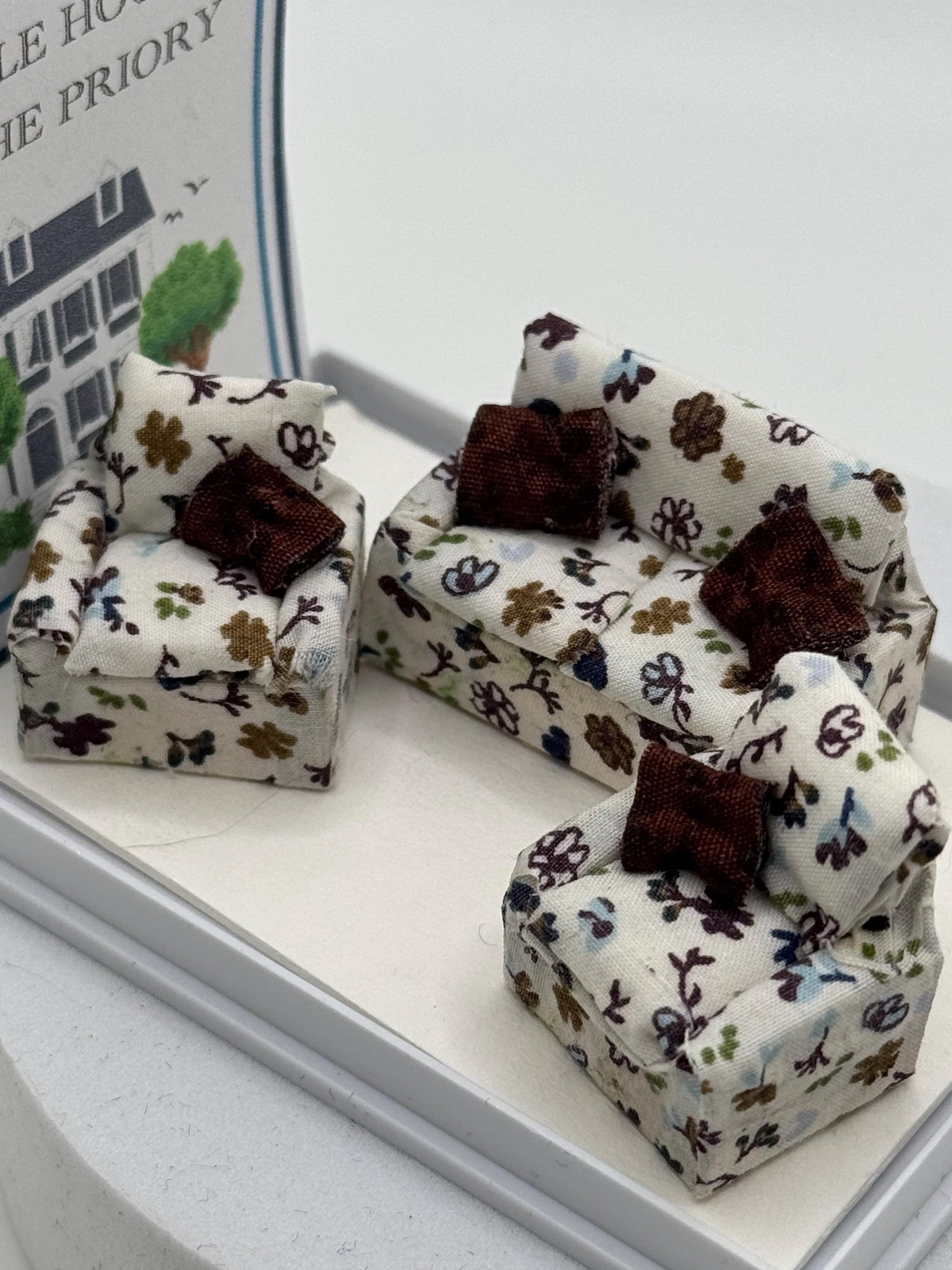 Dolls House 1/48th / 1:48 /Quarter Scale - Armchair / Sofa / Settee  set