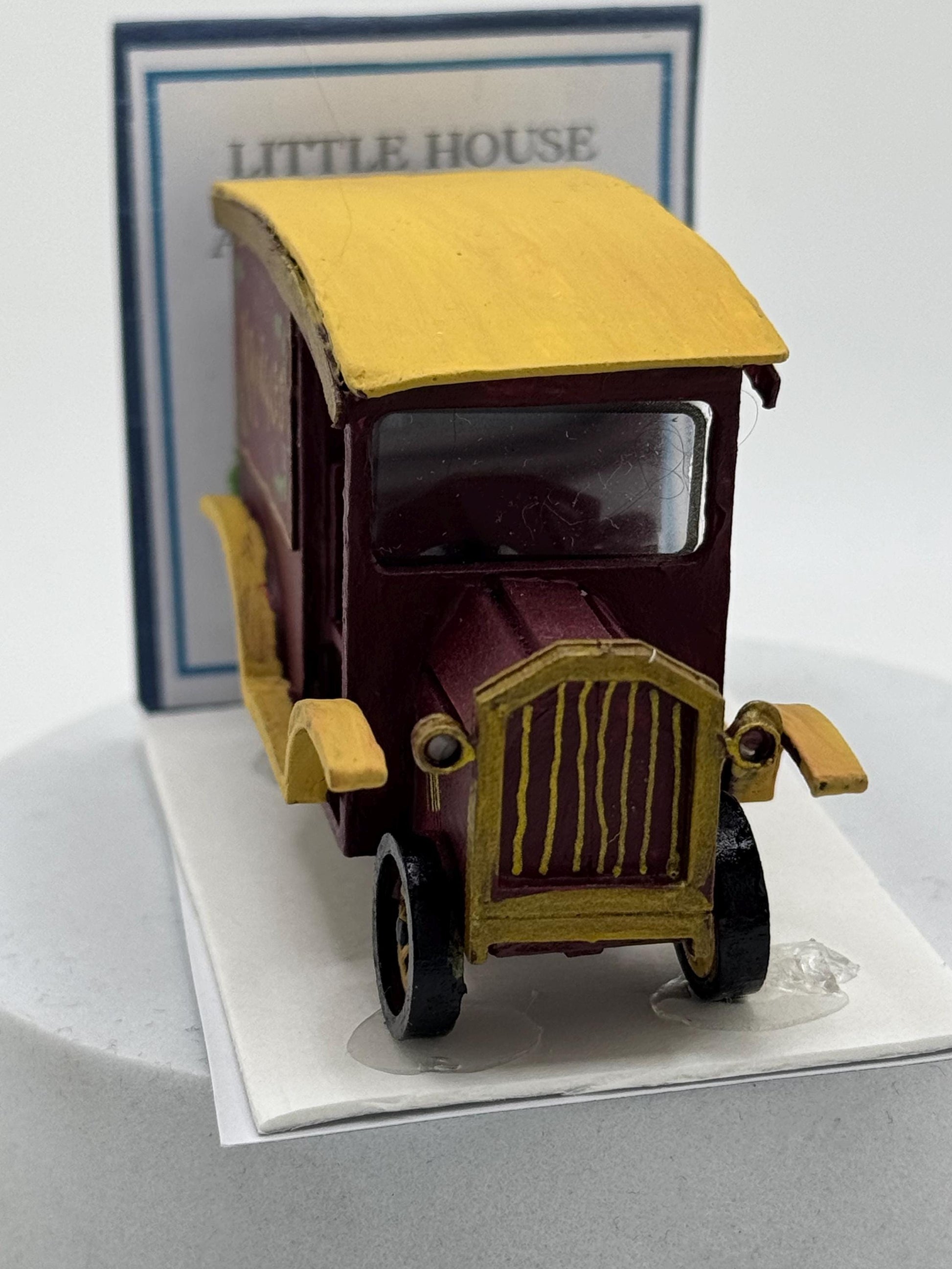 Dolls House 1/48th / 1:48 /Quarter Scale - Shop Van - Christmas themed