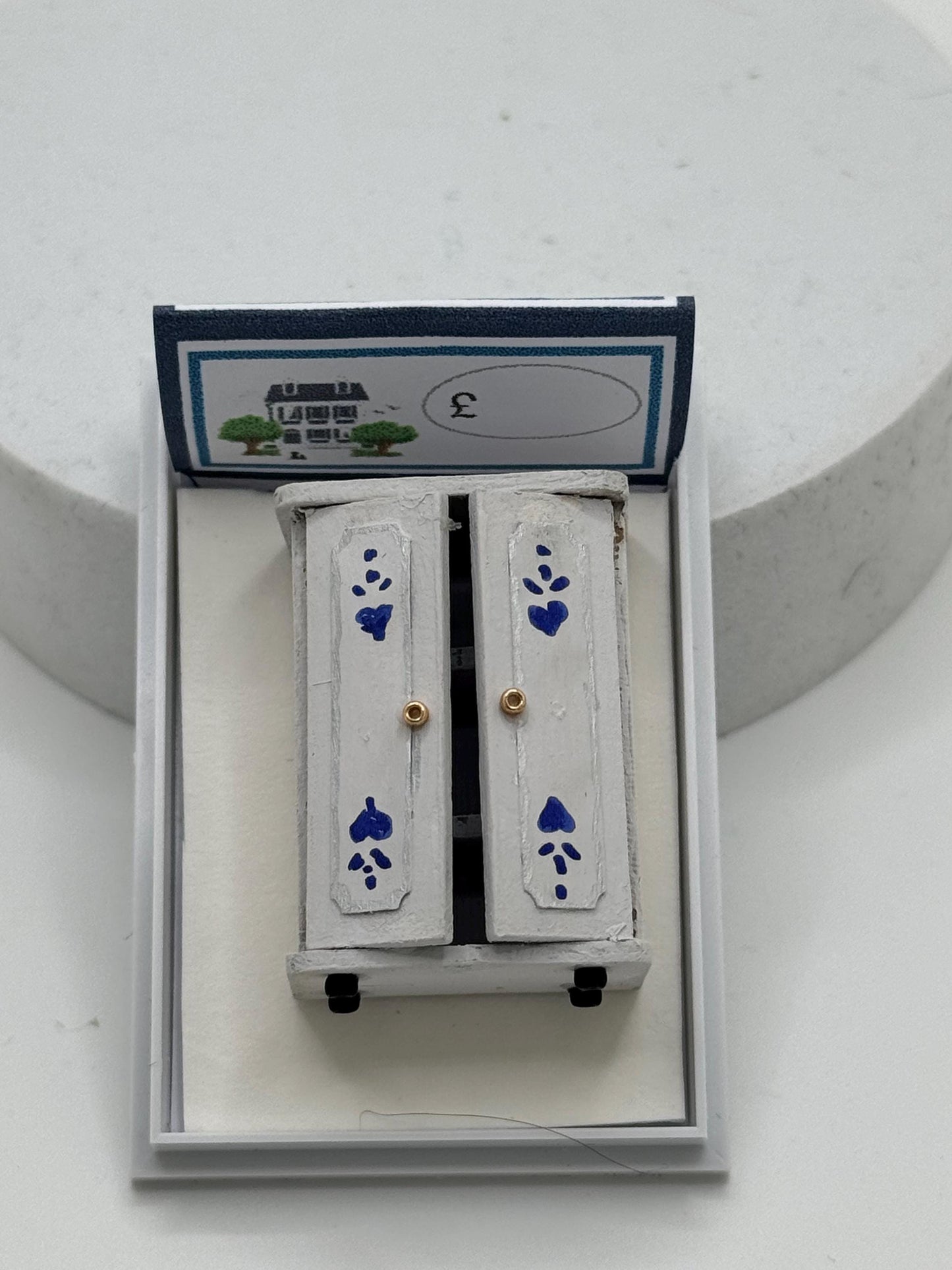 Dolls House 1/48th / 1:48 /Quarter Scale - wardrobe