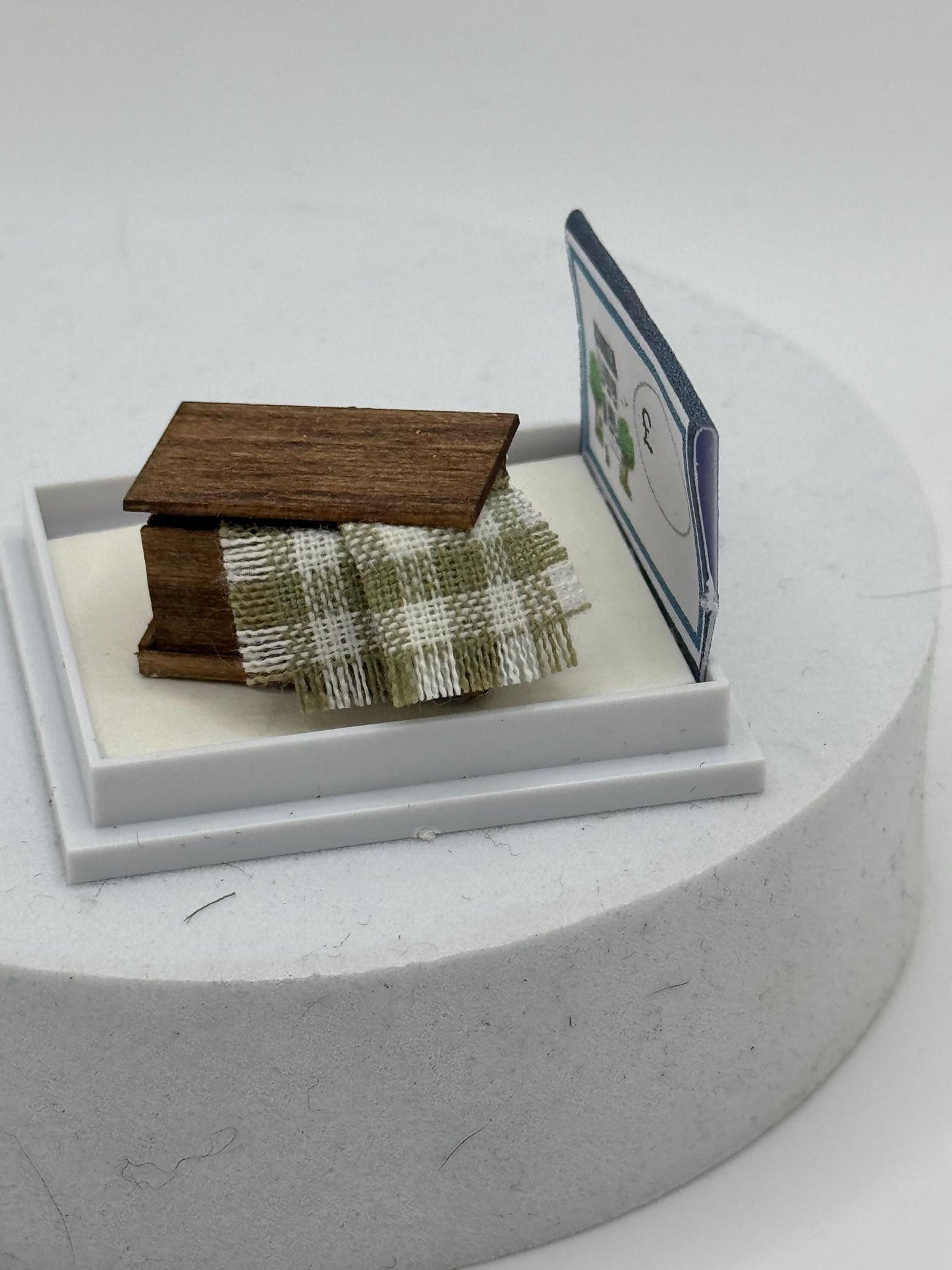 Dolls House 1/48th / 1:48 /Quarter Scale - blanket box