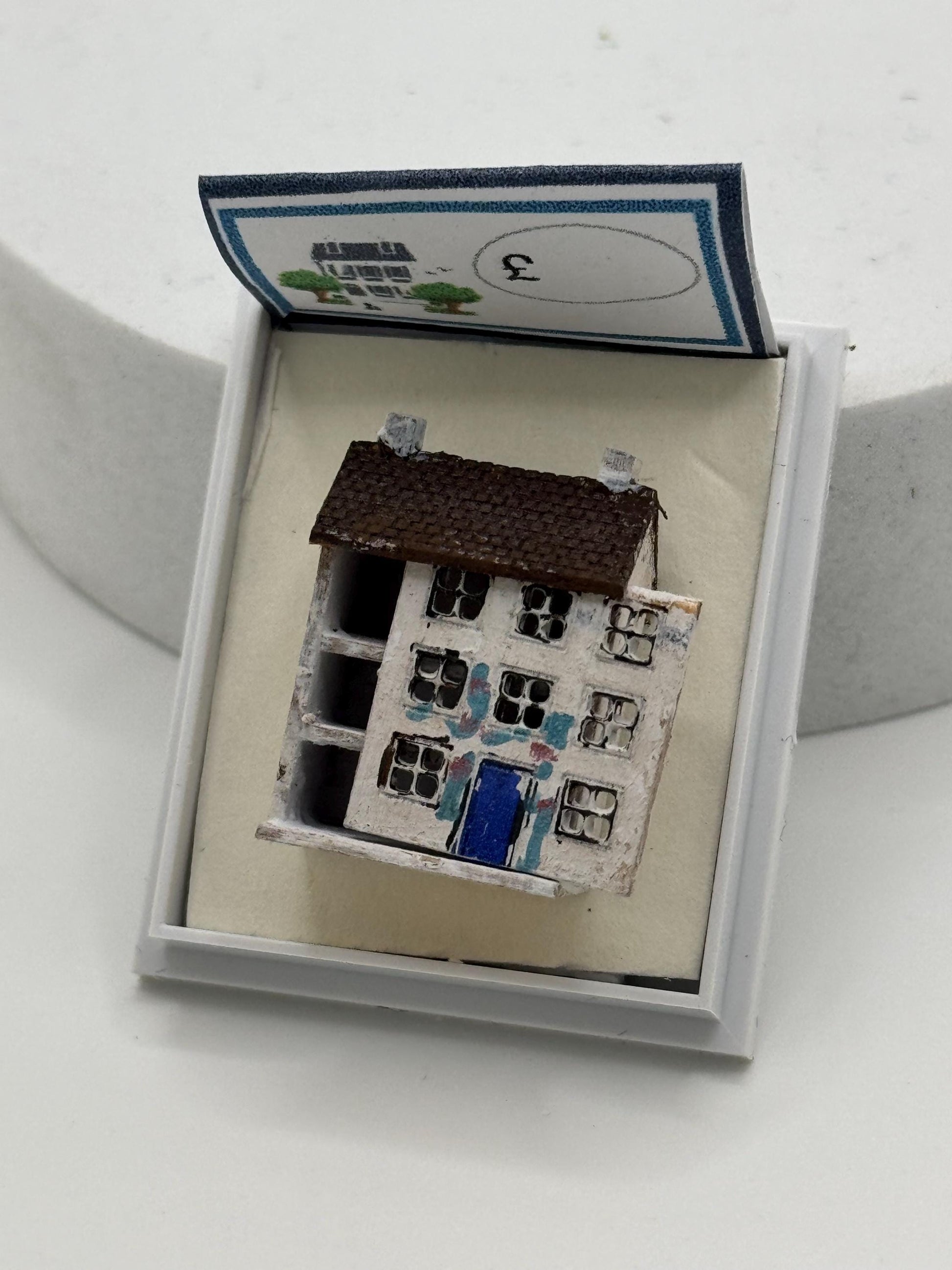 Dolls House 1/48th / 1:48 /Quarter Scale - large DollsHouse