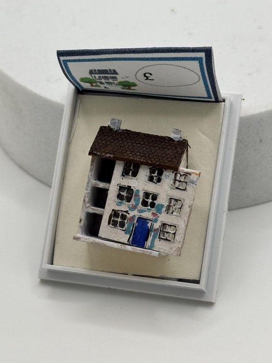 Dolls House 1/48th / 1:48 /Quarter Scale - large DollsHouse