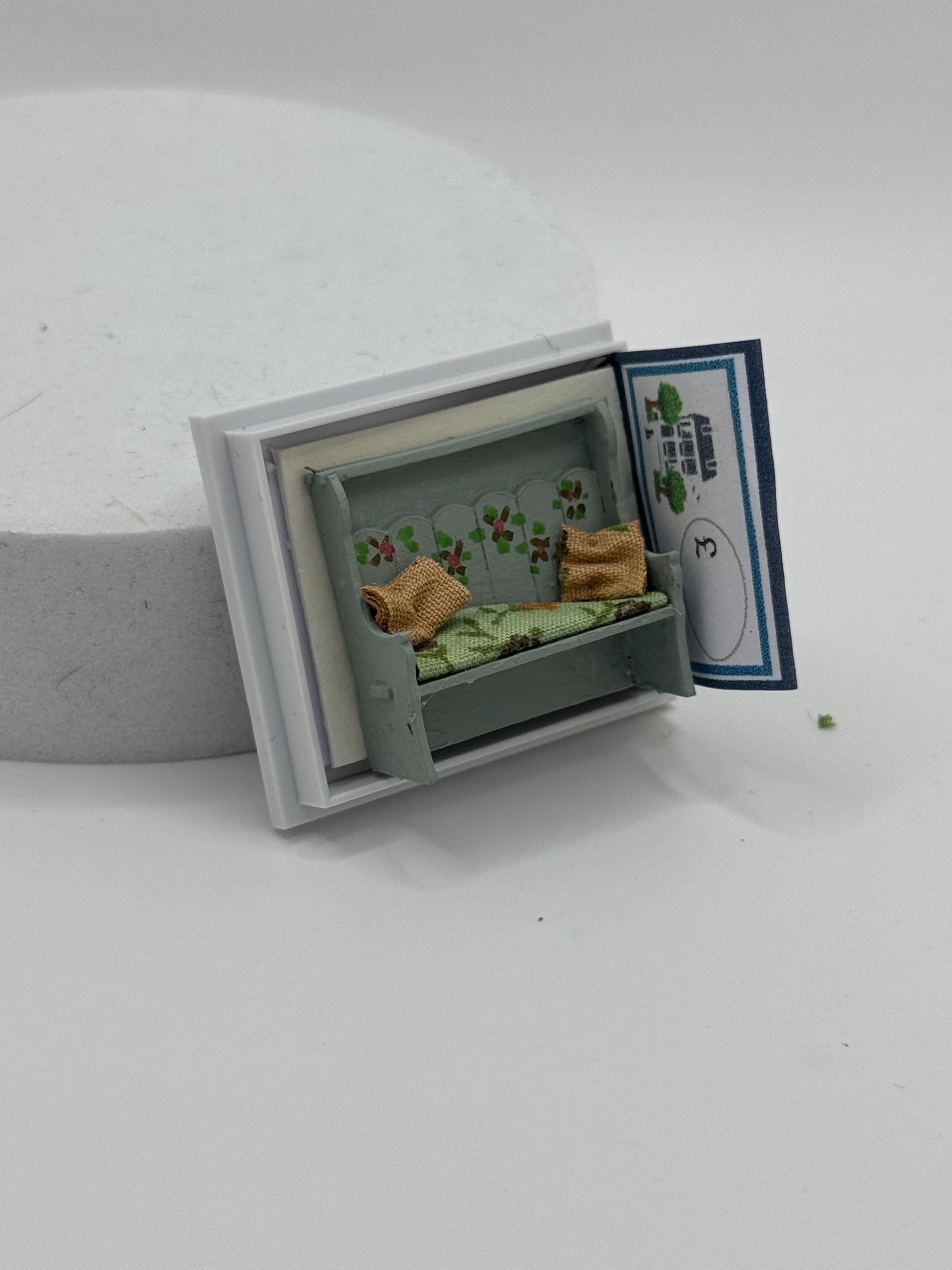 Dolls House 1/48th / 1:48 /Quarter Scale - settle / bench