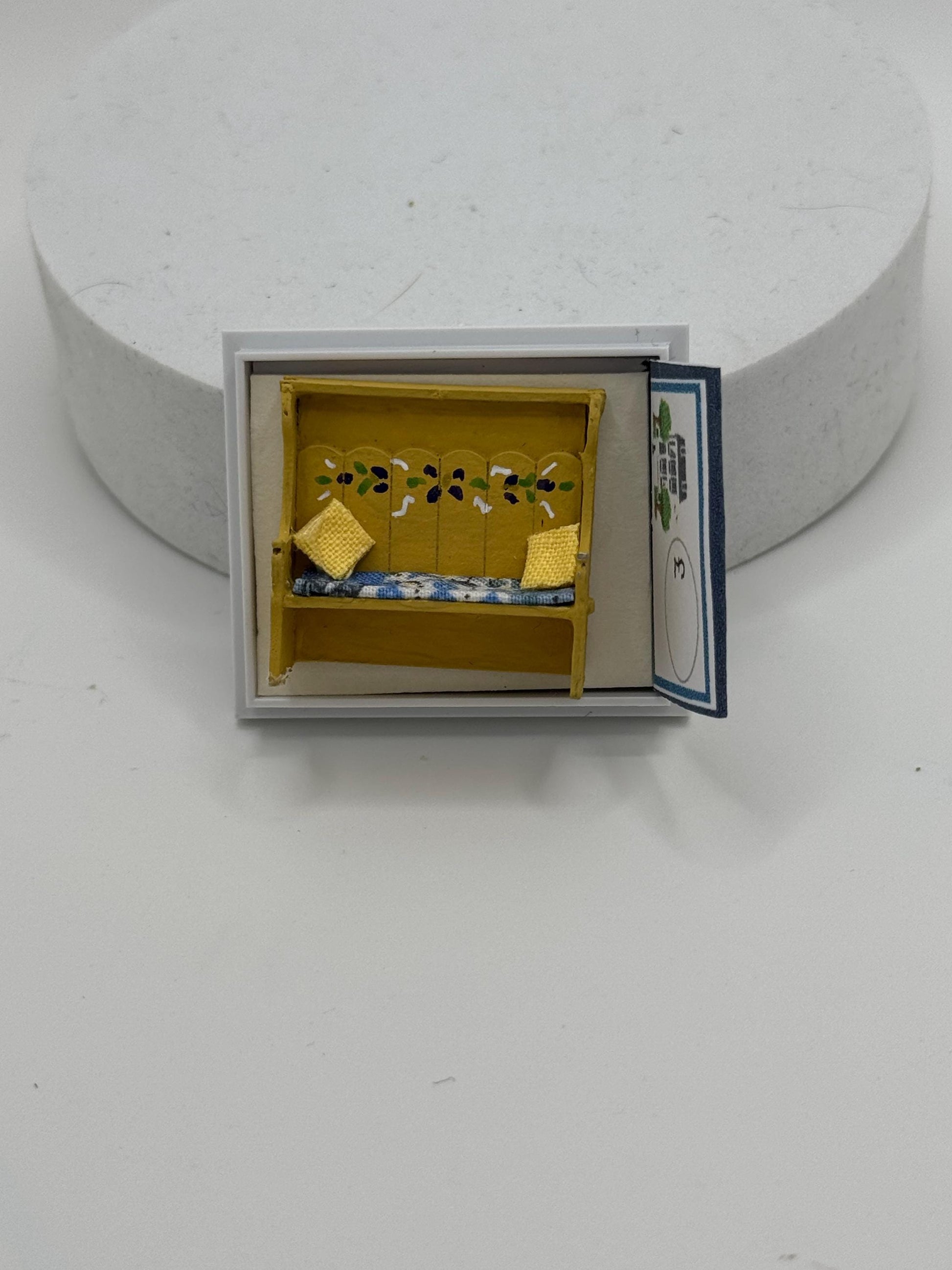 Dolls House 1/48th / 1:48 /Quarter Scale - settle / bench