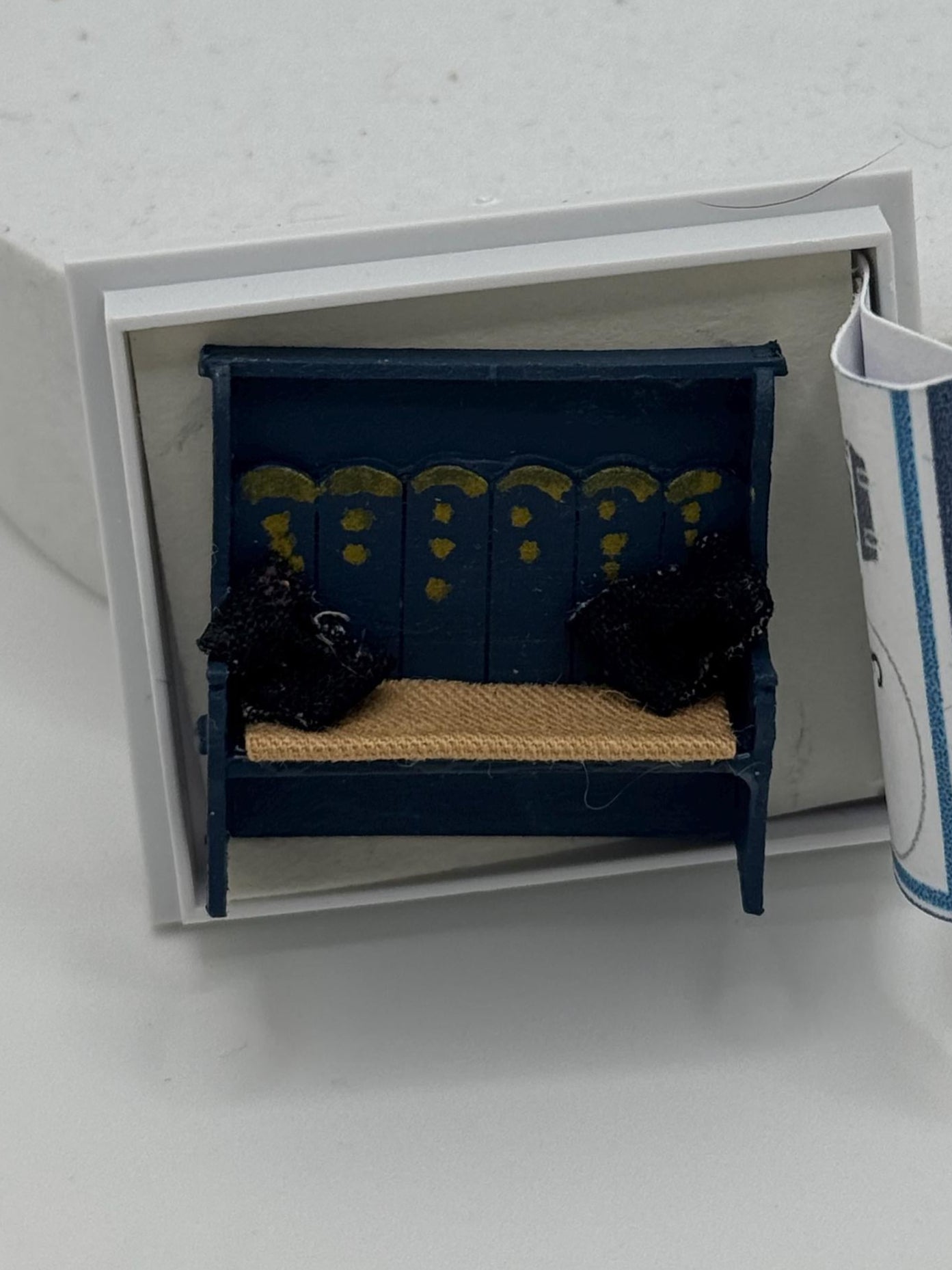 Dolls House 1/48th / 1:48 /Quarter Scale - settle / bench