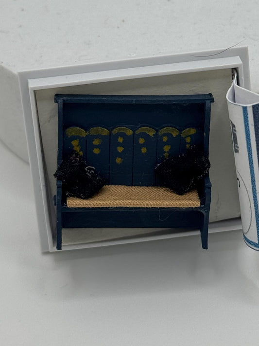 Dolls House 1/48th / 1:48 /Quarter Scale - settle / bench