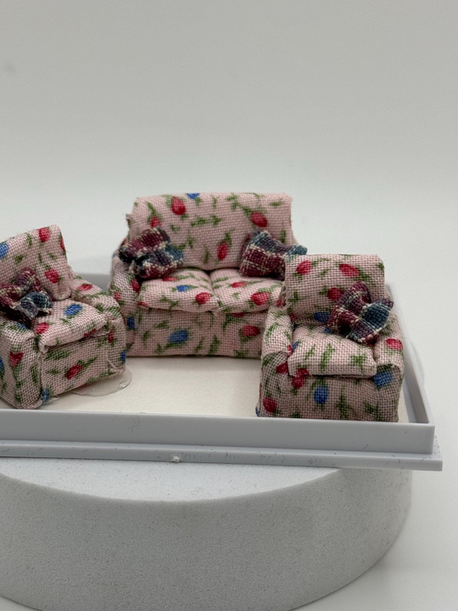 Dolls House 1/48th / 1:48 /Quarter Scale - Armchair / Sofa / Settee  set